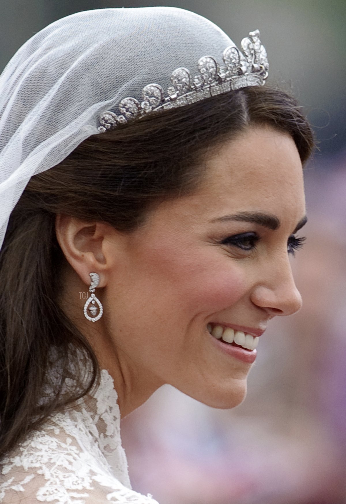 Kate, la Duchessa di Cambridge, sorride prima di partire da Westminster Abbey a Londra dopo il suo matrimonio con il Principe William il 29 aprile 2011 (FIONA HANSON/POOL WPA/AFP via Getty Images)