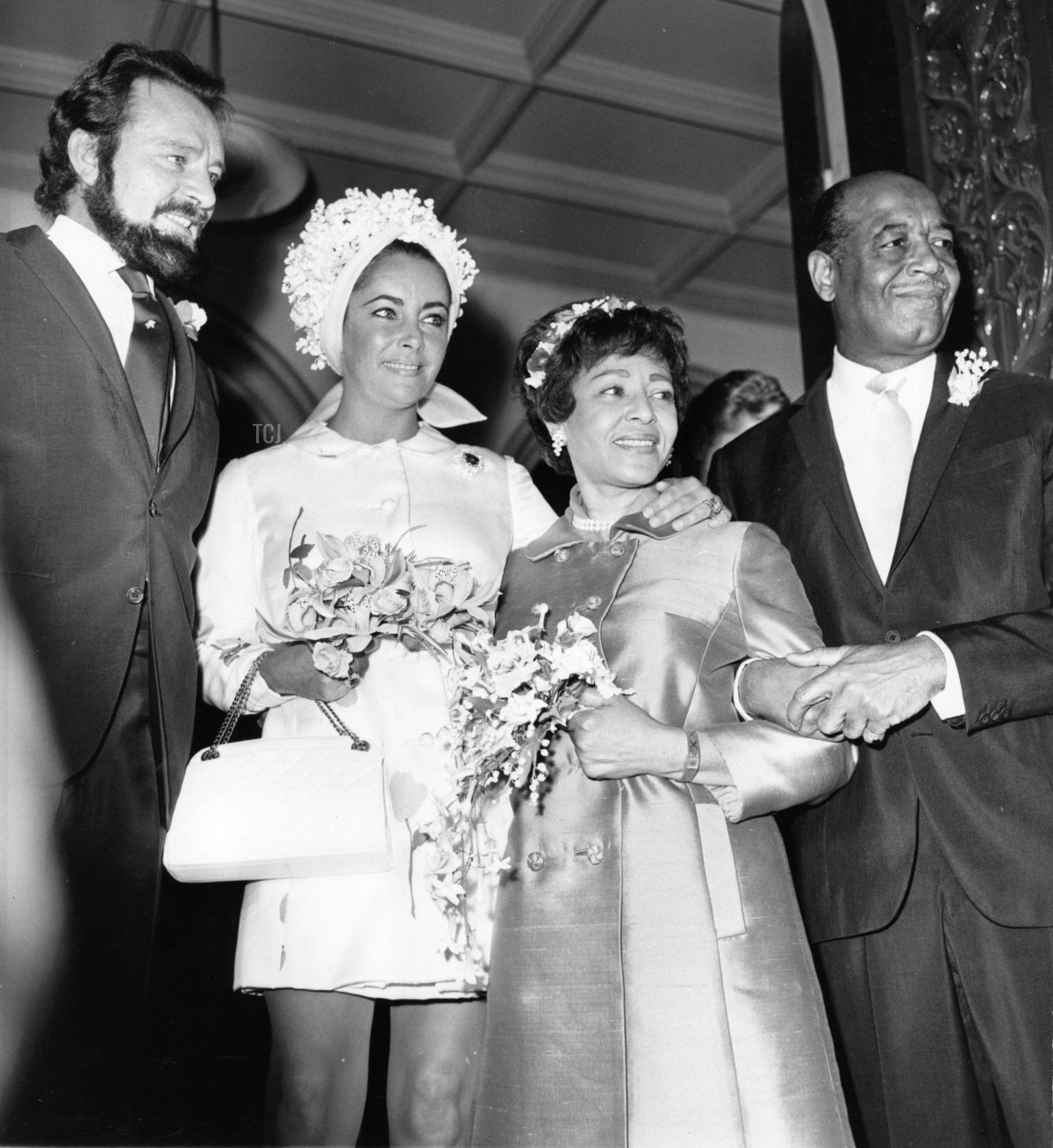 Richard Burton e sua moglie, l'attrice Elizabeth Taylor, al matrimonio dell'assistente personale di Burton, Robert Wilson, e Gladys Mills a Caxton Hall, Londra, agosto 1969 (Michael Webb/Keystone/Getty Images)