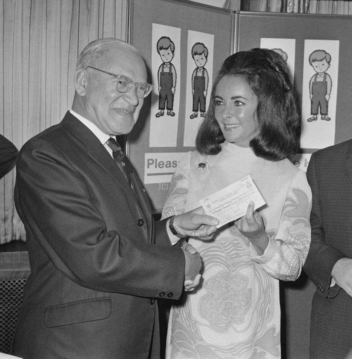 Elizabeth Taylor con il medico britannico e politico del Partito Laburista, Baron Segal, luglio 1969 (Evening Standard/Hulton Archive/Getty Images)