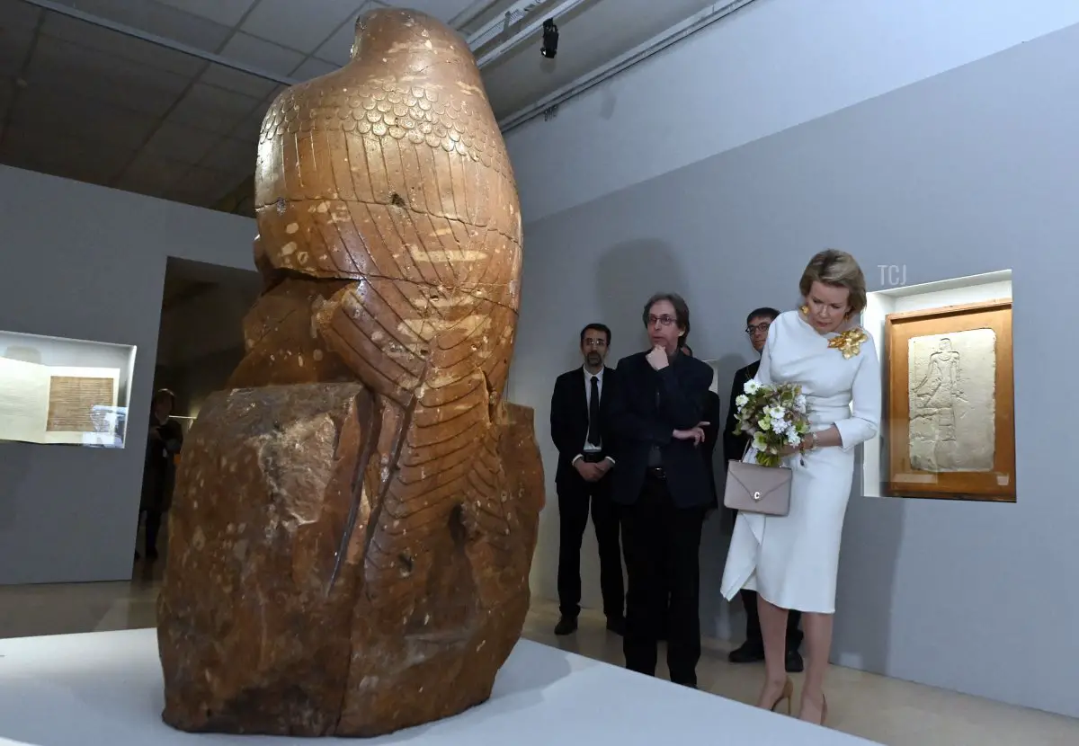 La regina Matilde del Belgio visita una nuova mostra, 'Esplorazione Egitto', al Museo d'Arte e Storia di Bruxelles il 30 marzo 2023 (ERIC LALMAND/BELGA MAG/AFP via Getty Images)