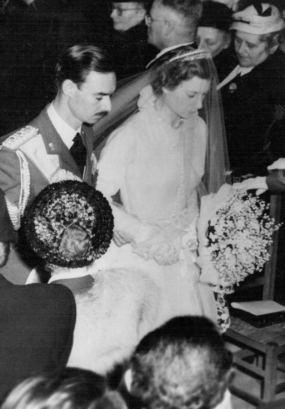 Il Granduca Ereditario Giovanni del Lussemburgo sposa la Principessa Giuseppina-Carlotta del Belgio nella cattedrale del Lussemburgo, 9 aprile 1953 (United Press Photo/Sydney Morning Herald/SuperStock/Alamy)