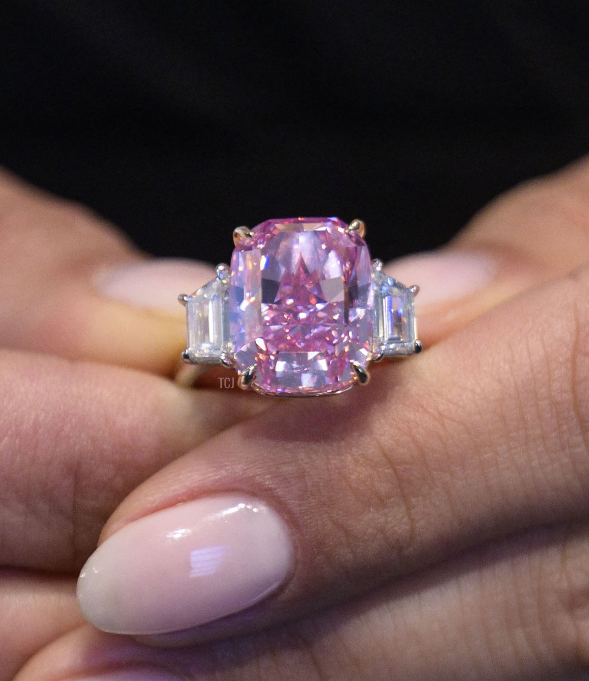 Un modello tiene in mano un diamante rosa vivido da 10,57 carati, con un valore stimato di oltre 35 milioni di dollari, durante una preview stampa da Sotheby's a New York il 27 marzo 2023 (ANGELA WEISS/AFP via Getty Images)