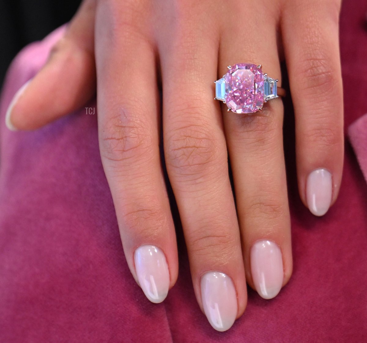 Un modello indossa un diamante rosa vivido da 10,57 carati, con un valore stimato di oltre 35 milioni di dollari, durante una preview stampa da Sotheby's a New York il 27 marzo 2023 (ANGELA WEISS/AFP via Getty Images)