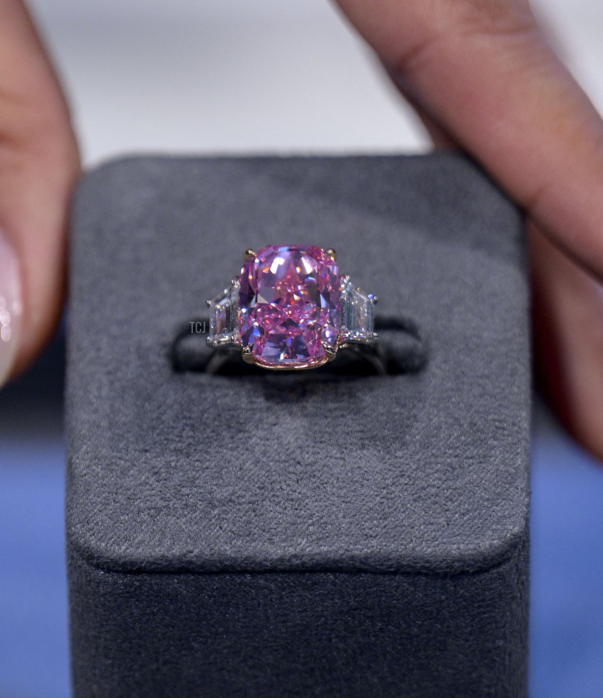 Un modello mostra un diamante rosa vivido da 10,57 carati, con un valore stimato di oltre 35 milioni di dollari, durante una preview stampa da Sotheby's a New York il 27 marzo 2023 (ANGELA WEISS/AFP via Getty Images)