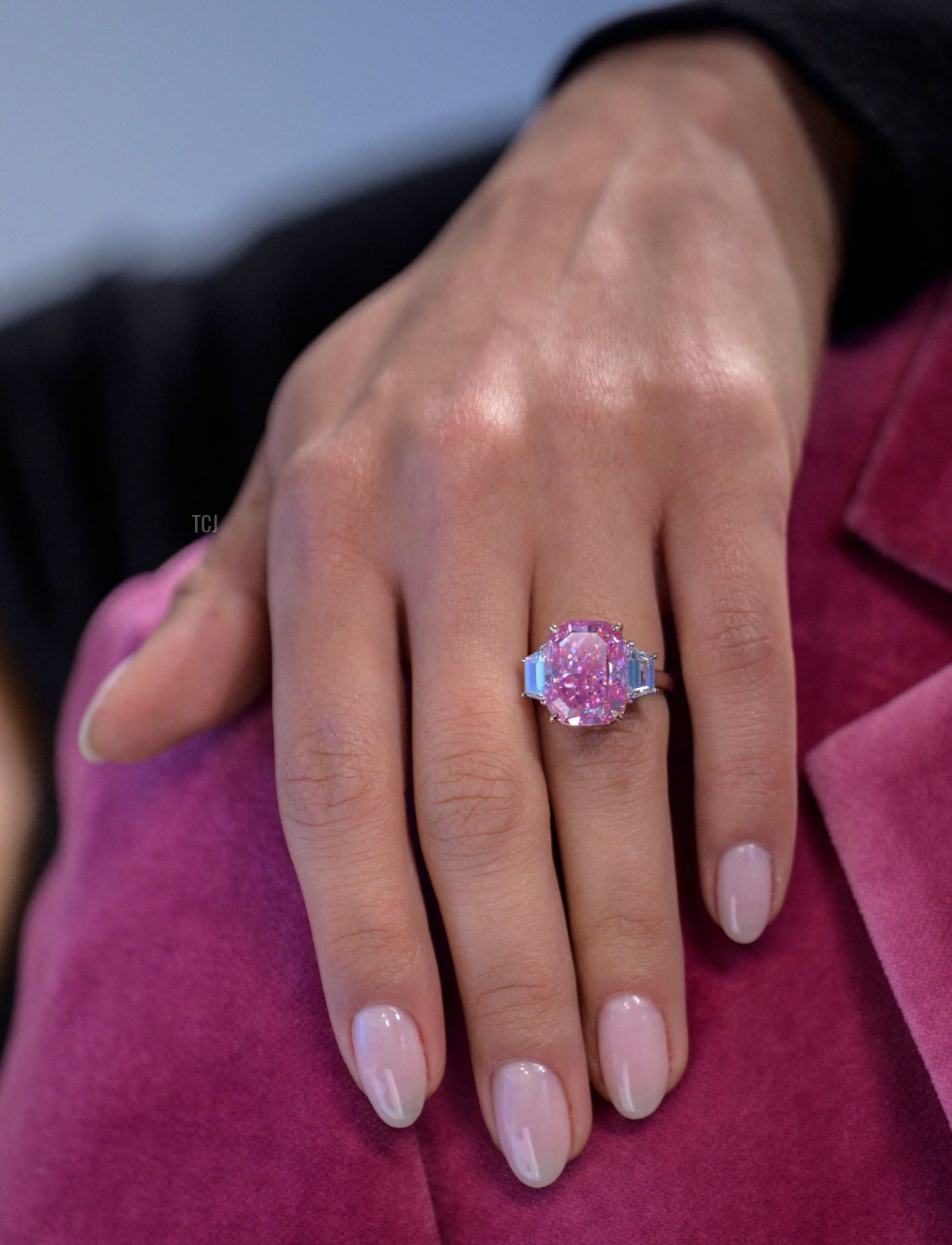 Un modello indossa un diamante rosa vivido da 10,57 carati, con un valore stimato di oltre 35 milioni di dollari, durante una preview stampa da Sotheby's a New York il 27 marzo 2023 (ANGELA WEISS/AFP via Getty Images)