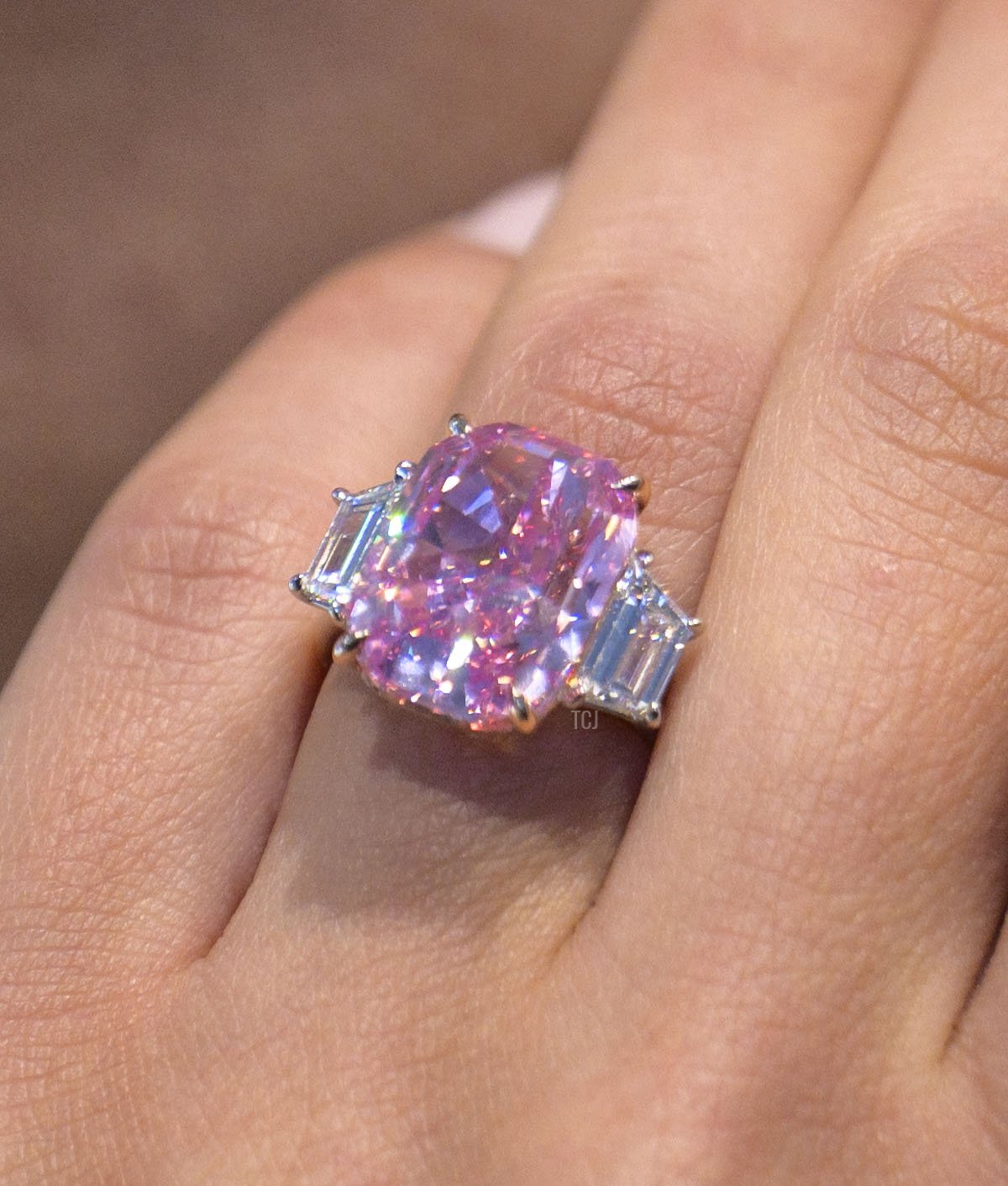 Un modello indossa un diamante rosa vivido da 10,57 carati, con un valore stimato di oltre 35 milioni di dollari, durante una preview stampa da Sotheby's a New York il 27 marzo 2023 (ANGELA WEISS/AFP via Getty Images)