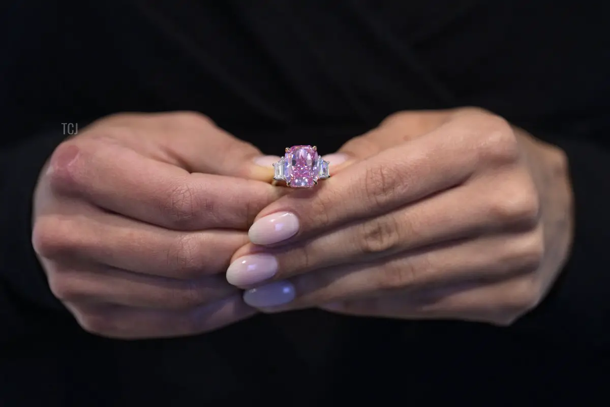 Un modello tiene in mano un diamante rosa vivido da 10,57 carati, con un valore stimato di oltre 35 milioni di dollari, durante una preview stampa da Sotheby's a New York il 27 marzo 2023 (ANGELA WEISS/AFP via Getty Images)