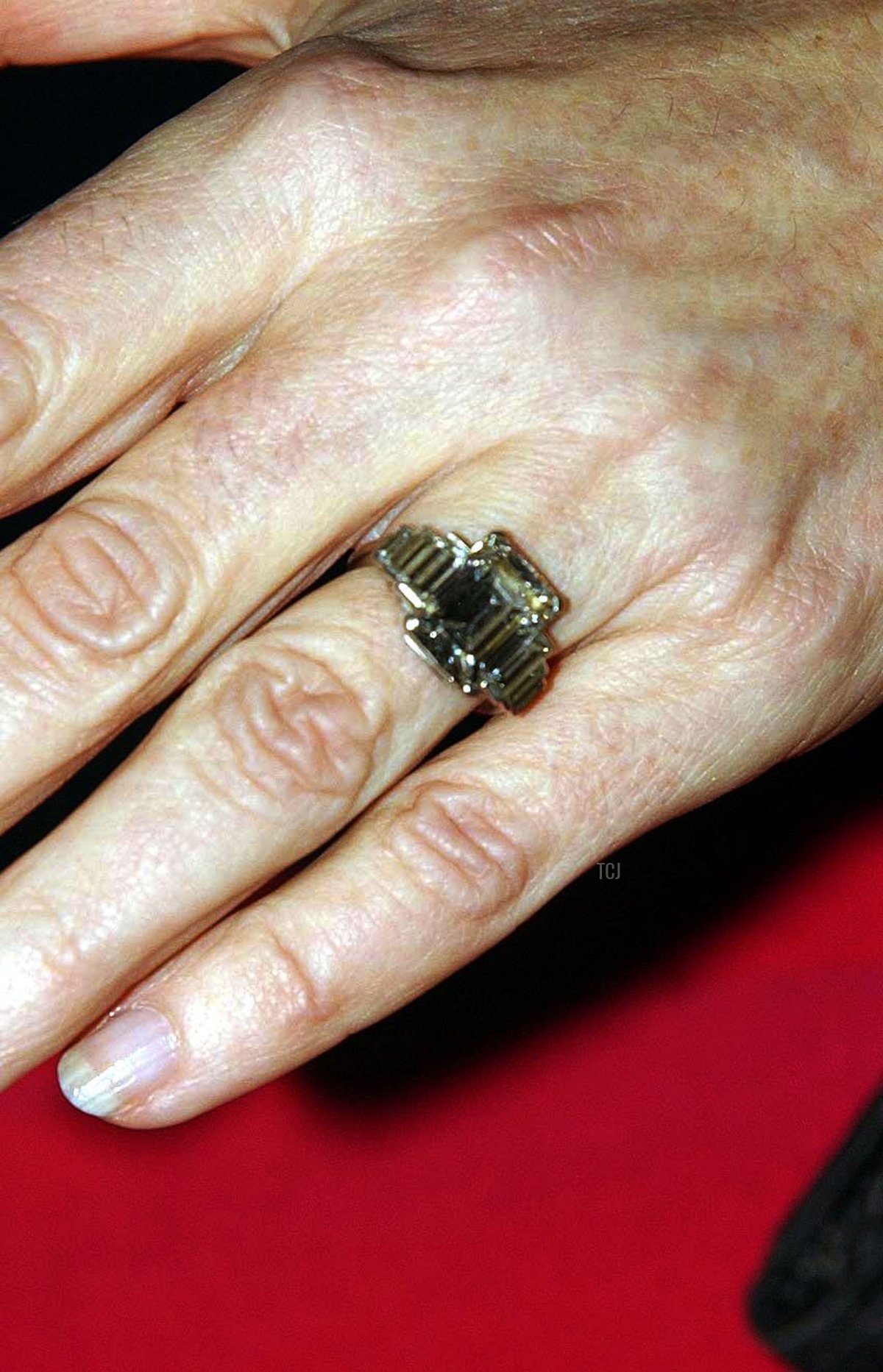 Camilla Parker Bowles arriva con il Principe di Galles a una festa a Windsor Castle dopo aver annunciato il loro fidanzamento più tôt nella giornata, 10 febbraio 2005 (JOHN STILLWELL/AFP via Getty Images)