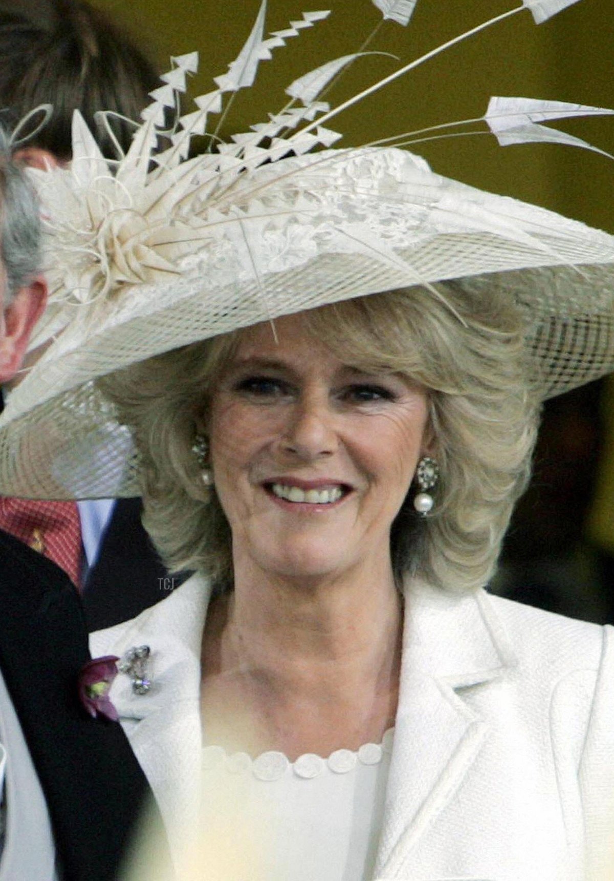 Il Principe di Galles e la Duchessa di Cornovaglia lasciano il Guildhall a Windsor dopo la loro cerimonia di matrimonio civile, 9 aprile 2005 (TIM OCKENDEN/AFP via Getty Images)