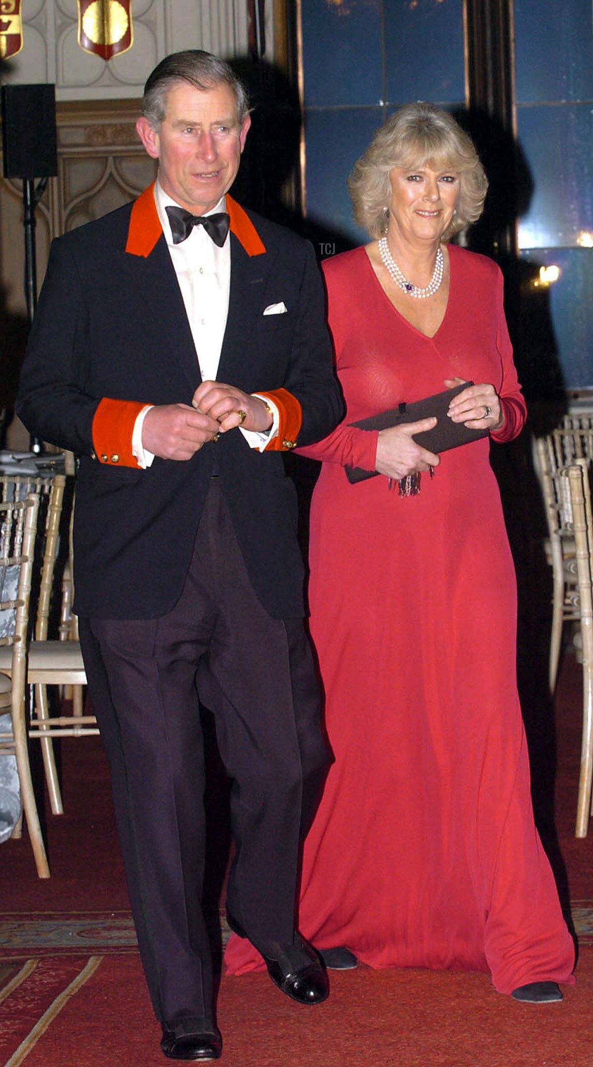 Il Principe di Galles e Camilla Parker Bowles arrivano a una festa a Windsor Castle dopo aver annunciato il loro fidanzamento più tôt nella giornata, 10 febbraio 2005 (ARTHUR EDWARDS/AFP via Getty Images)