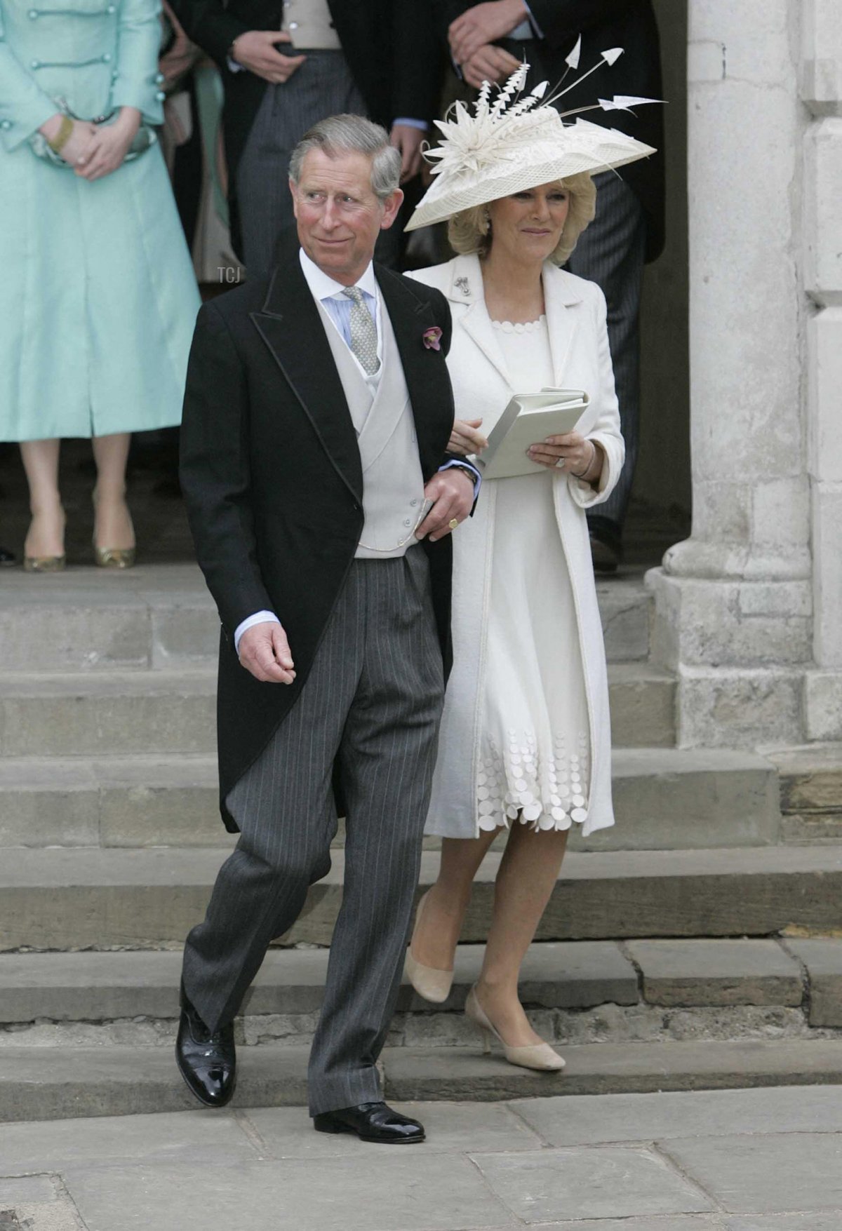 Il Principe di Galles e la Duchessa di Cornovaglia lasciano il Guildhall a Windsor dopo la loro cerimonia di matrimonio civile, 9 aprile 2005 (AFP via Getty Images)