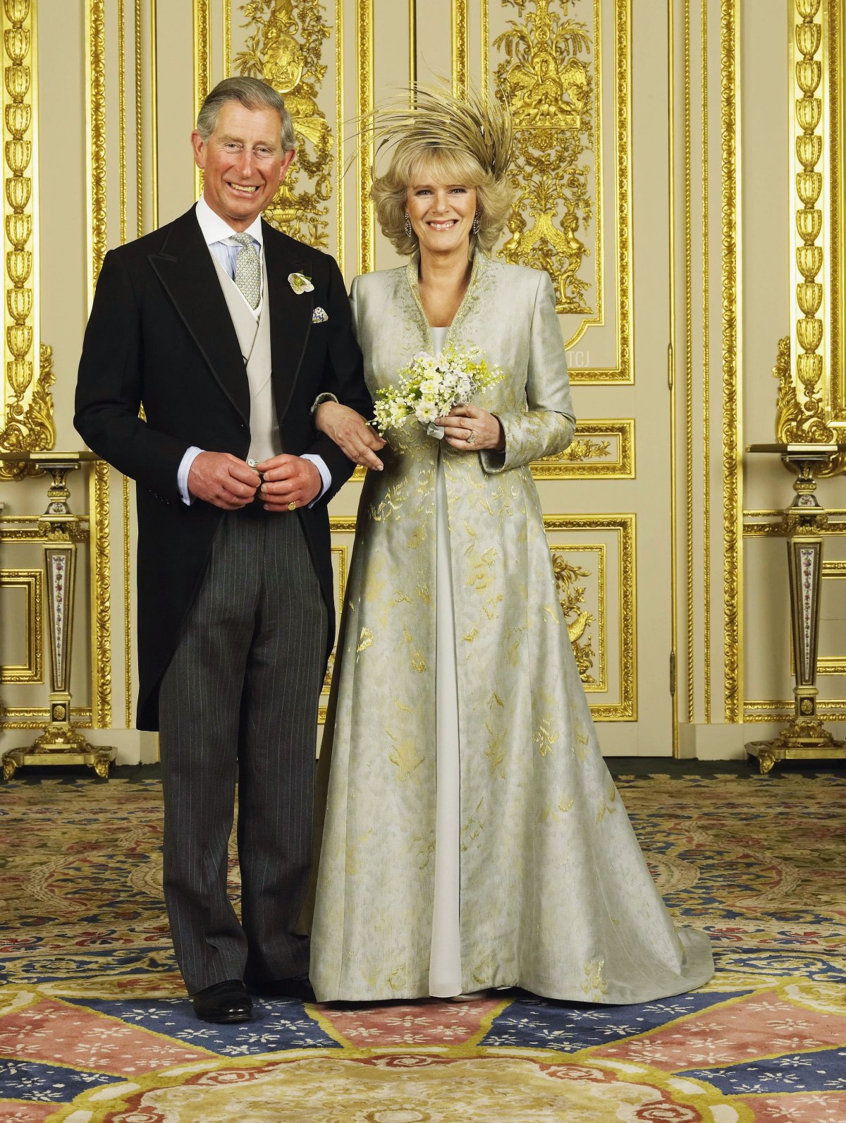 Il Principe di Galles e la sua nuova sposa, la Duchessa di Cornovaglia, sono ritratti nella White Drawing Room a Windsor Castle dopo la cerimonia nuziale, 9 aprile 2005 a Windsor, Inghilterra (Hugo Burnand/Pool/Getty Images)