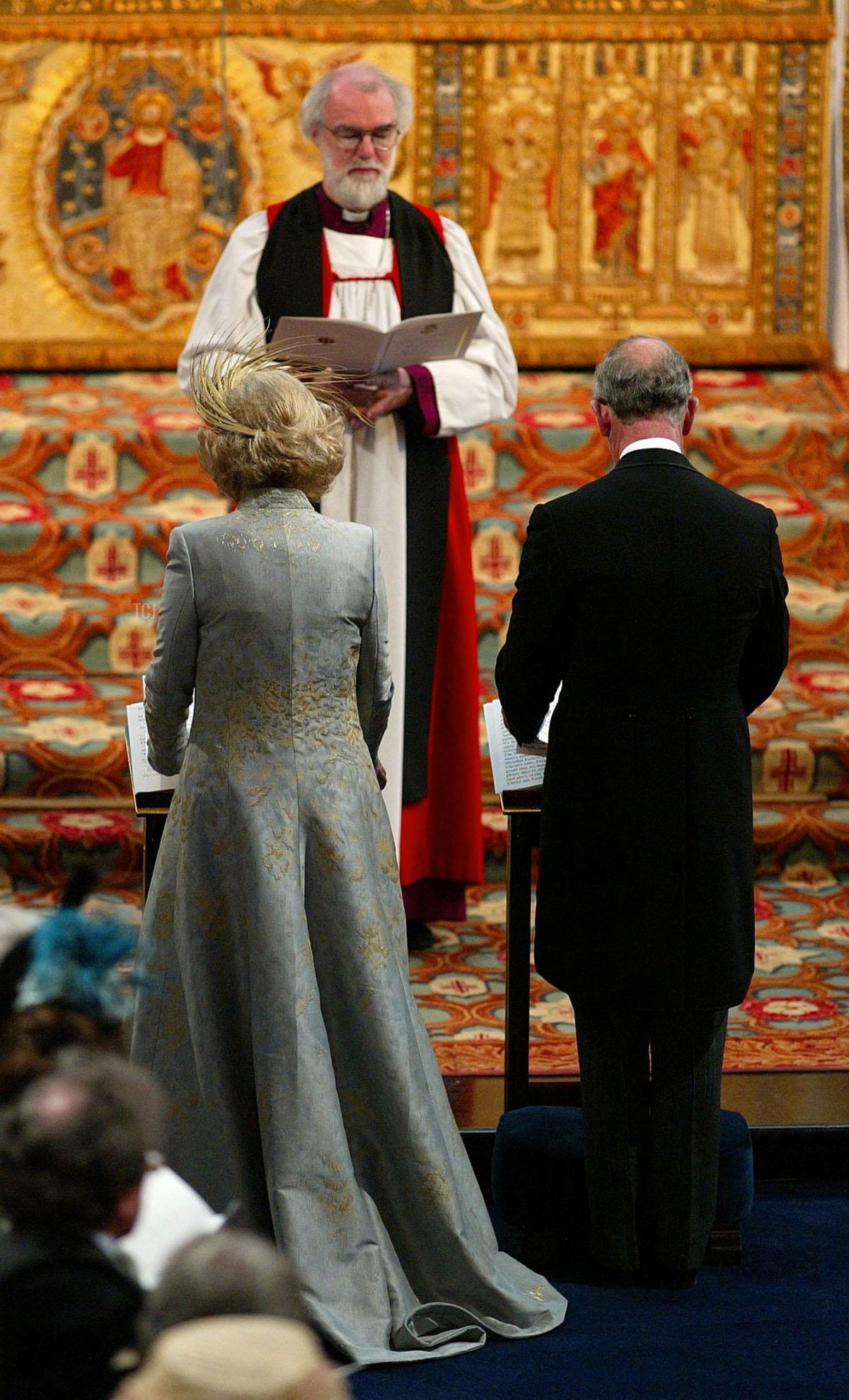 Il Principe di Galles e la Duchessa di Cornovaglia stanno davanti a Dr. Rowan Williams, l'Arcivescovo di Canterbury, durante il Servizio di Preghiera e Dedizione nella Cappella di San Giorgio, Windsor Castle dopo il loro matrimonio civile, 9 aprile 2005 (CHRIS ISON/POOL/AFP via Getty Images)