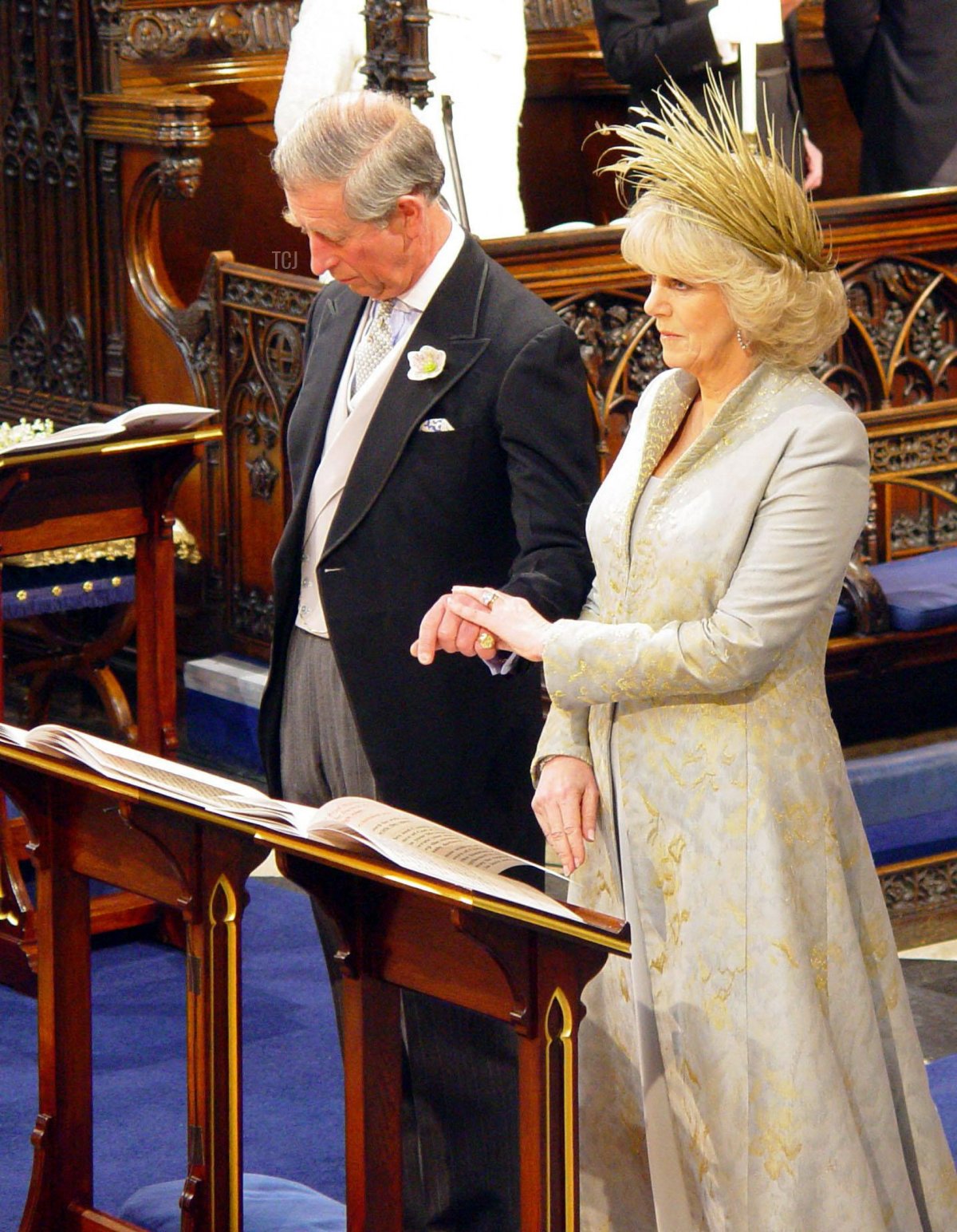 Il Principe di Galles e la Duchessa di Cornovaglia sono visti durante la benedizione del loro matrimonio nella Cappella di San Giorgio di Windsor Castle, 9 aprile 2005 (CHRIS YOUNG/POOL/AFP via Getty Images)