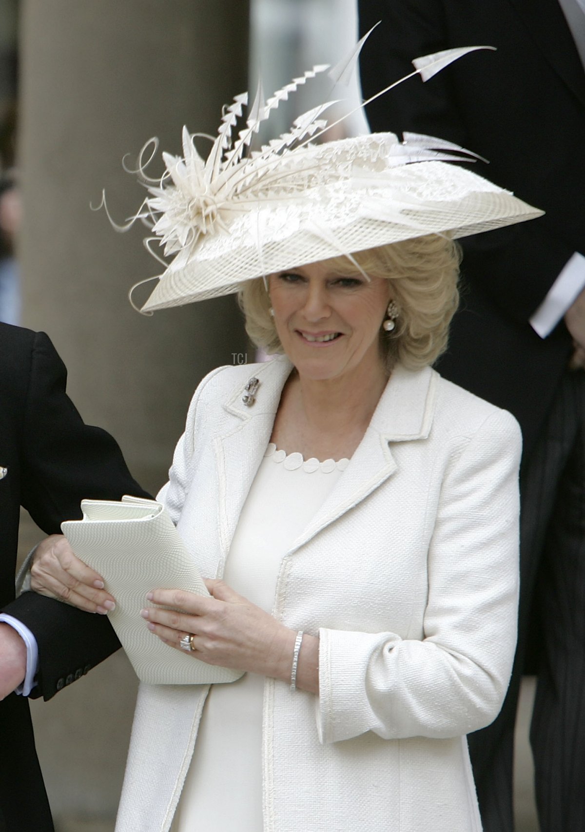 Il Principe di Galles e la Duchessa di Cornovaglia lasciano il Guildhall a Windsor dopo la loro cerimonia di matrimonio civile, 9 aprile 2005 (Georges De Keerle/Getty Images)