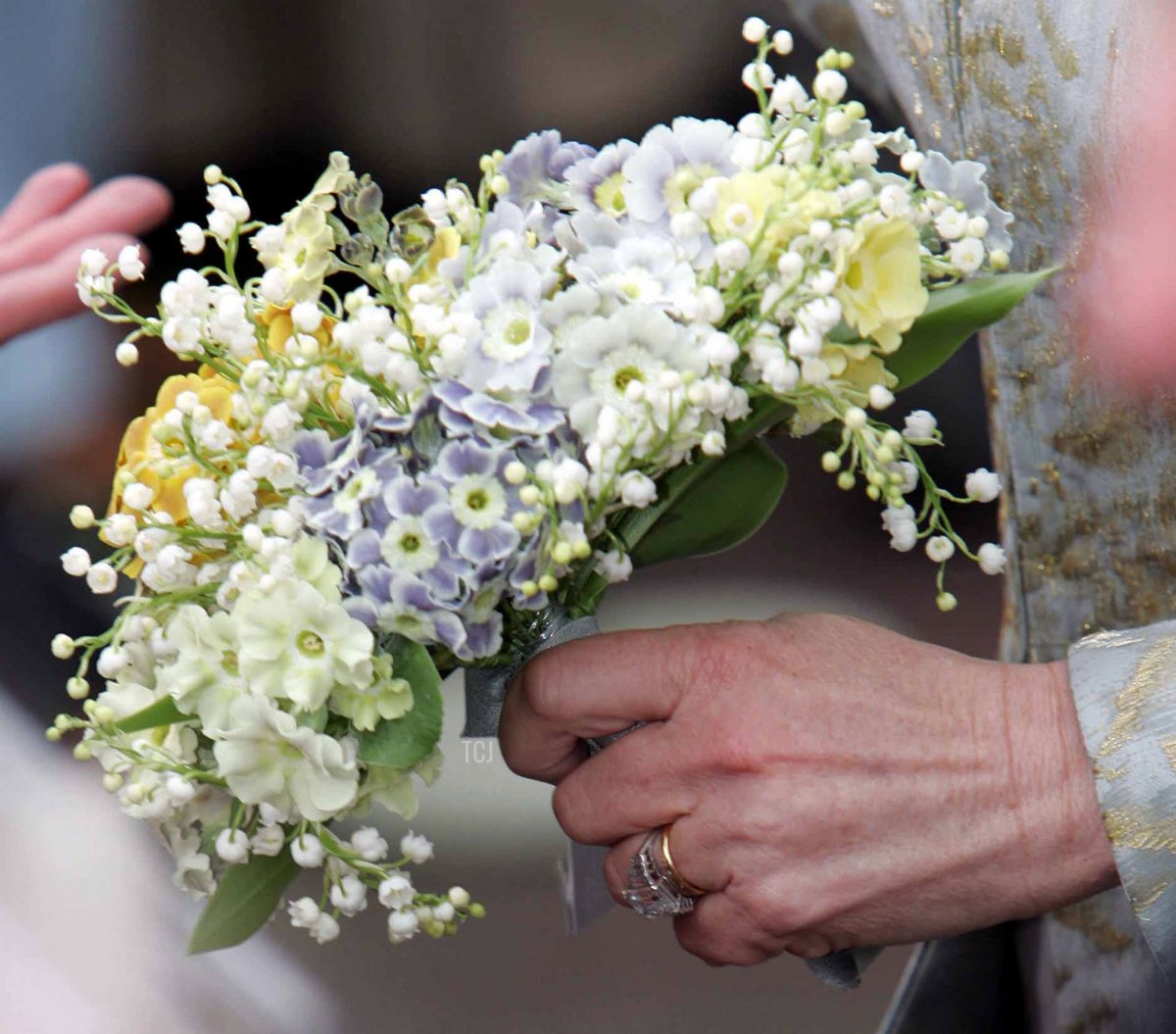 La Duchessa di Cornovaglia porta il suo bouquet mentre lascia una benedizione alla Cappella di San Giorgio, Windsor Castle dopo il suo matrimonio civile con il Principe di Galles, 9 aprile 2005 (TOBY MELVILLE/POOL/AFP via Getty Images)