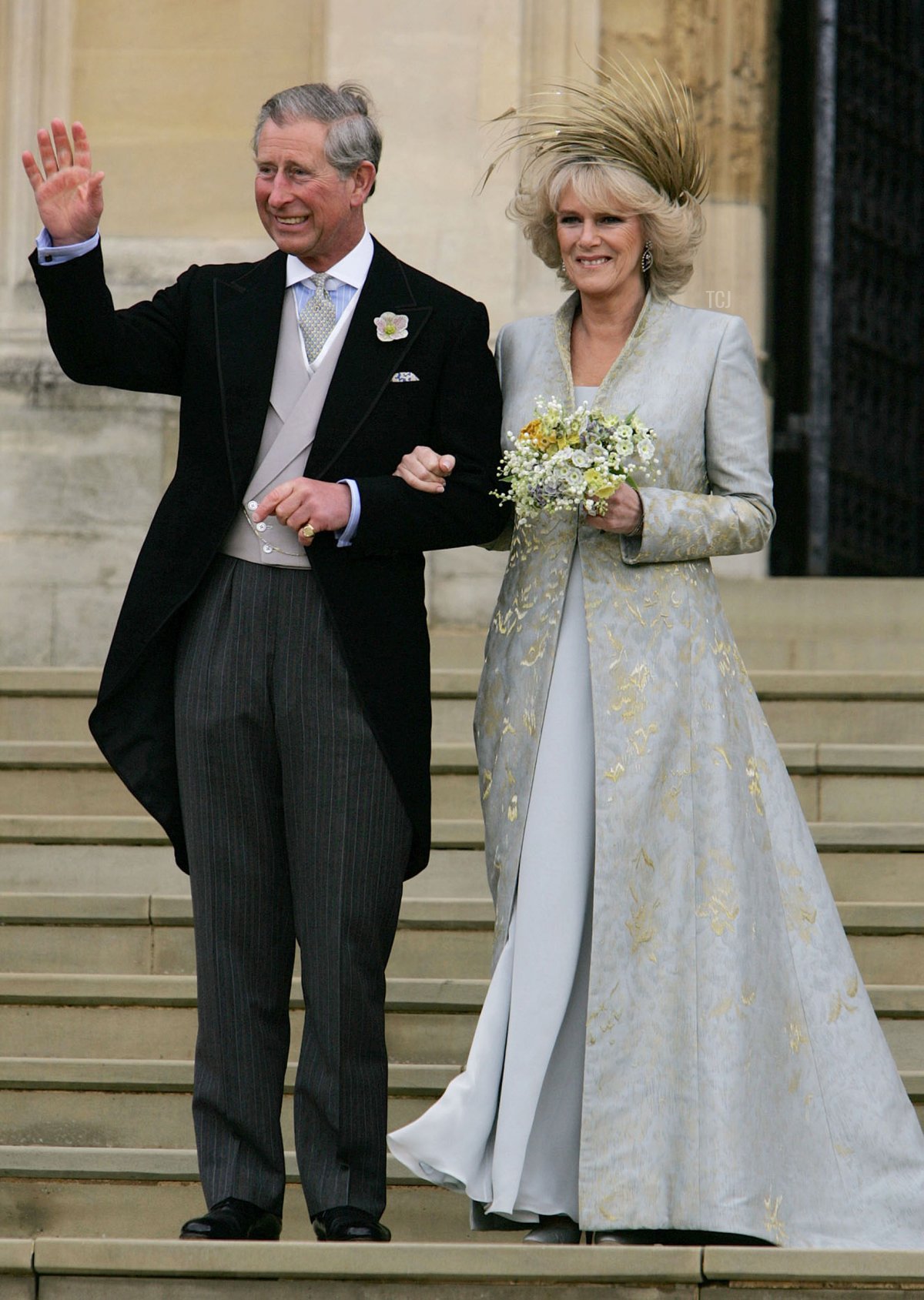 Il Principe di Galles e la Duchessa di Cornovaglia sono ritratti mentre lasciano la Cappella di San Giorgio a Windsor, Inghilterra, dopo la benedizione religiosa della loro cerimonia di matrimonio civile, 9 aprile 2005 (ALASTAIR GRANT/AFP via Getty Images)