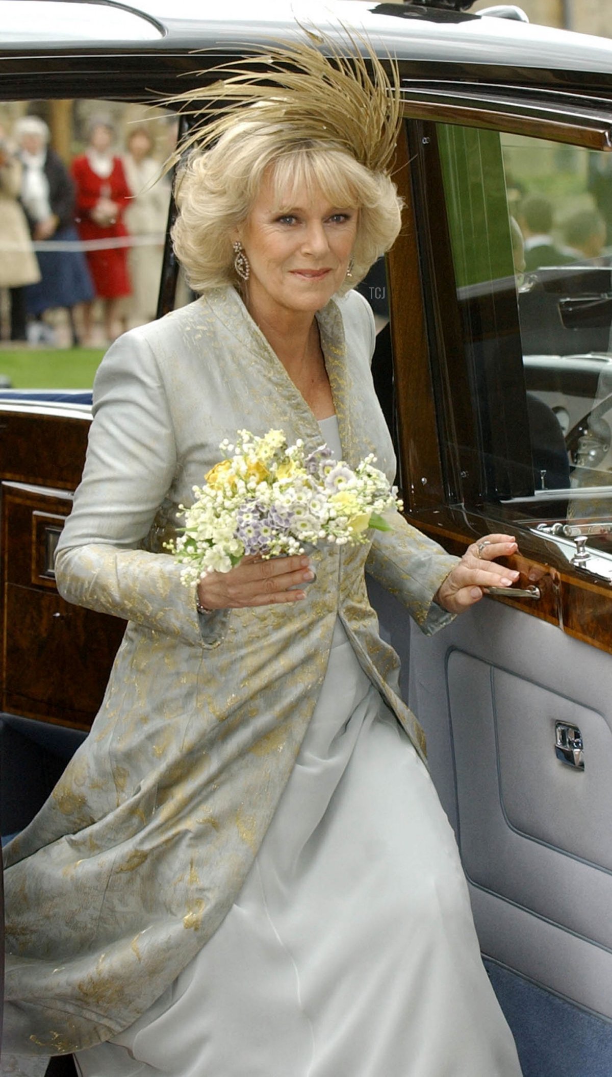 La Duchessa di Cornovaglia arriva alla Cappella di San Giorgio a Windsor Castle dopo il suo matrimonio civile con il Principe di Galles, 9 aprile 2005 (MARTIN HAYHOW/AFP via Getty Images)