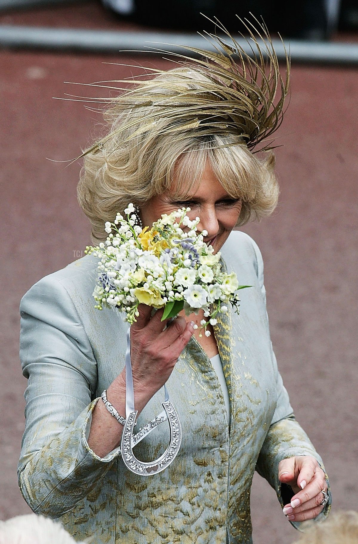 La Duchessa di Cornovaglia incontra la folla dopo un Servizio di Preghiera e Dedizione per il suo matrimonio con il Principe di Galles presso la Cappella di San Giorgio, Windsor Castle il 9 aprile 2005 nel Berkshire, Inghilterra (Dave Hogan/Getty Images)