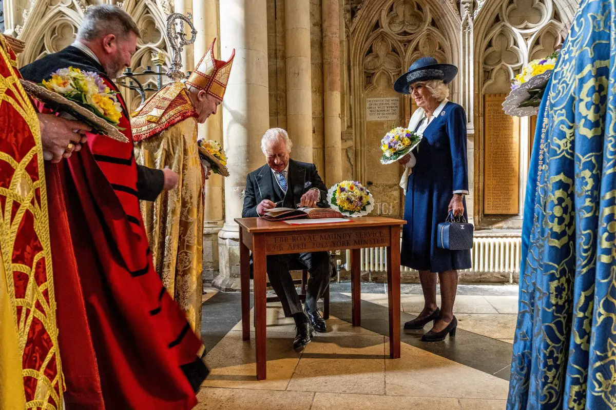 Il re Carlo III e la regina Camilla partecipano al servizio di Royal Maundy presso la York Minster il 6 aprile 2023 (CHARLOTTE GRAHAM/POOL/AFP via Getty Images)