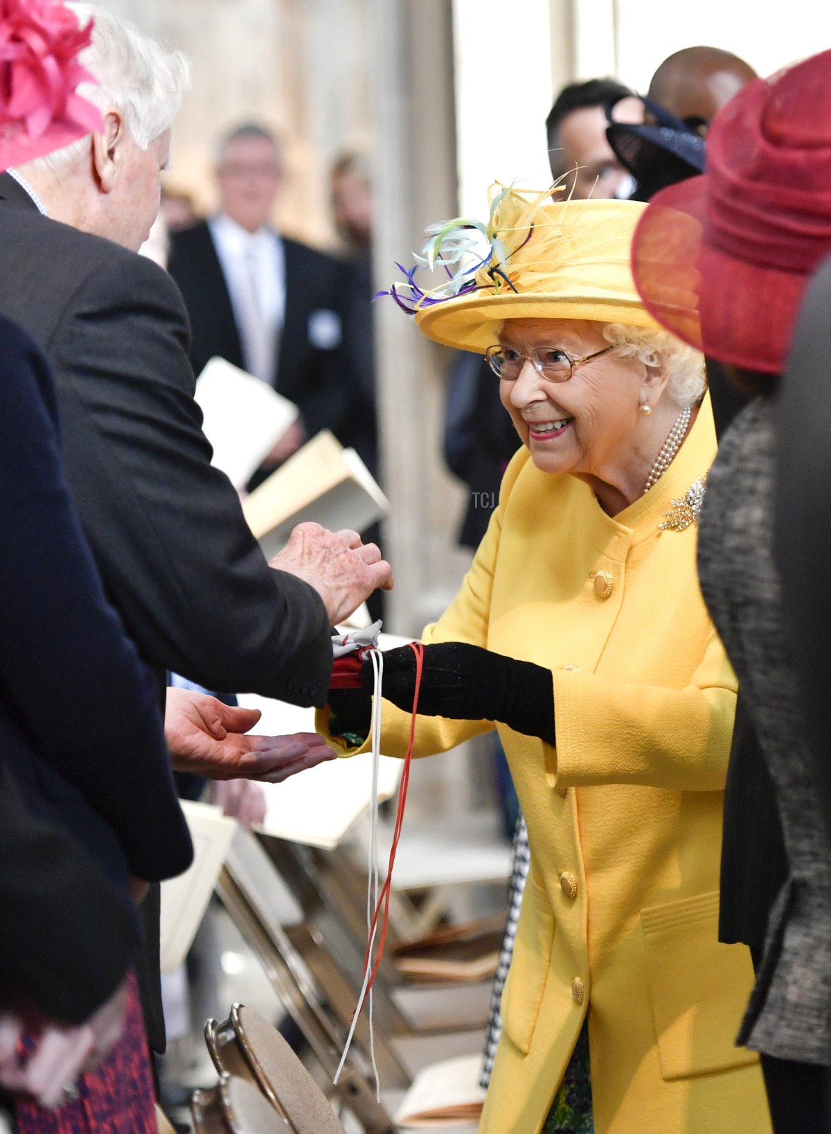 La regina Elisabetta II distribuisce monete di Maundy durante il tradizionale servizio di Royal Maundy presso la Cappella di San Giorgio il 18 aprile 2019 a Windsor, in Inghilterra (Arthur Edwards - WPA Pool/Getty Images)