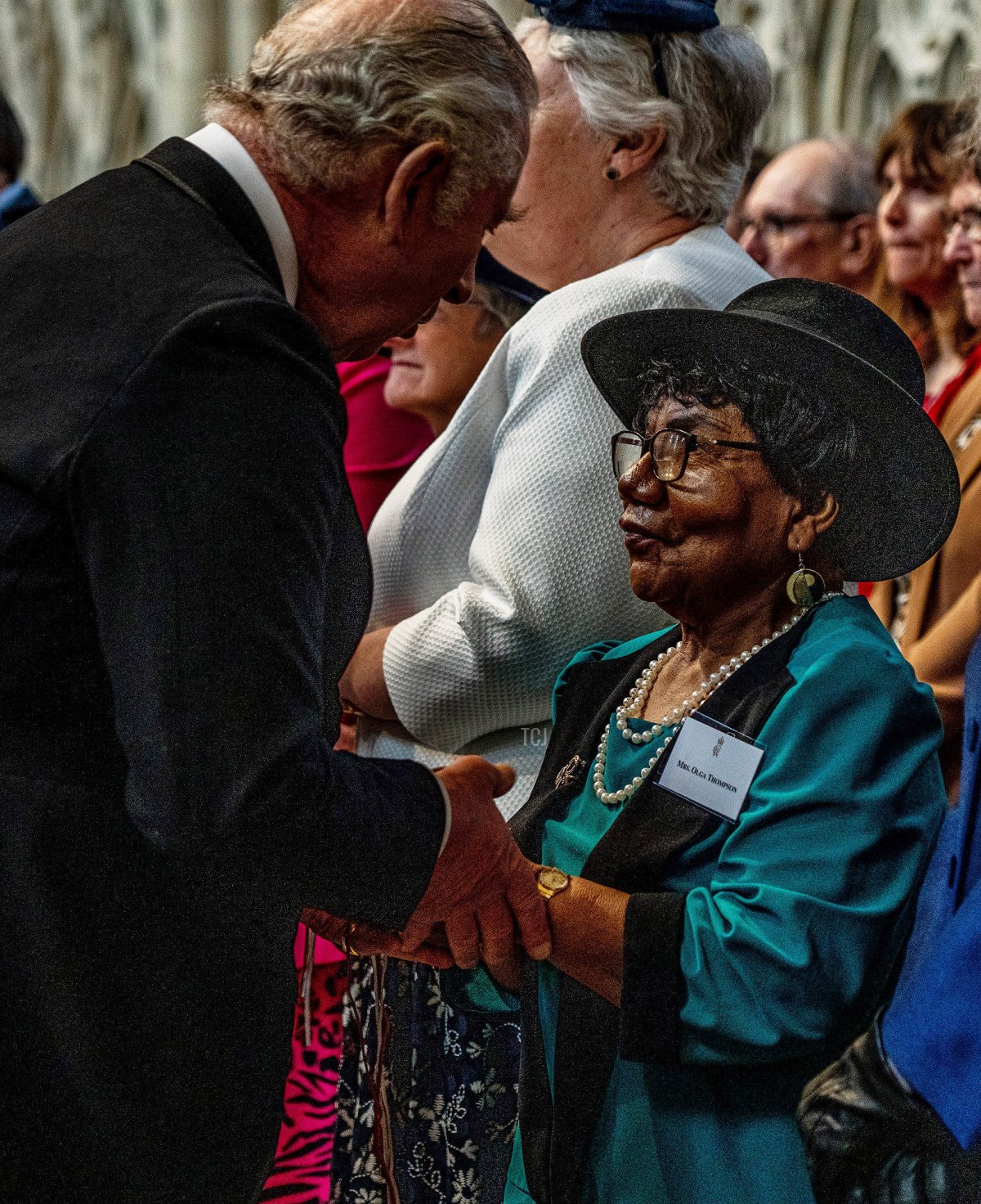 Il re Carlo III saluta le persone nella York Minster durante il servizio di giovedì santo il 6 aprile 2023 a York, in Inghilterra (Charlotte Graham - WPA Pool/Getty Images)