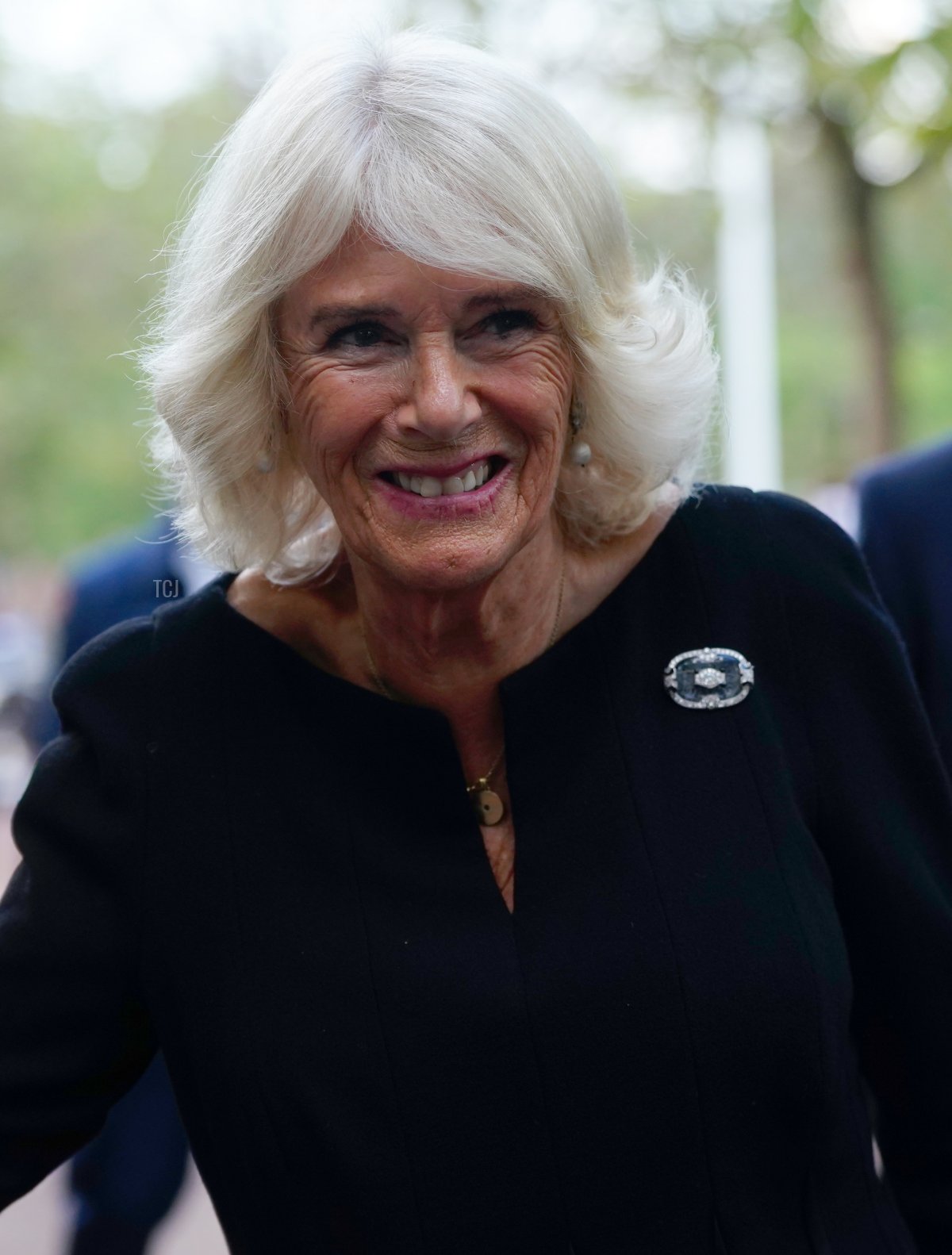 La regina Camilla incontra sostenitori mentre torna a Clarence House da Buckingham Palace lungo il Mall durante un'improvvisata passeggiata dopo la morte della regina Elisabetta II il 10 settembre 2022 a Londra, Regno Unito (Victoria Jones - WPA Pool/Getty Images)