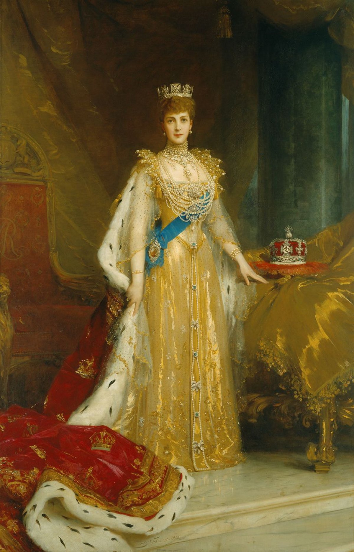 Il ritratto ufficiale di Sir Samuel Luke Fildes della Regina Alexandra nel suo abito e mantello di incoronazione, ca. 1905 (Collezione Reale)