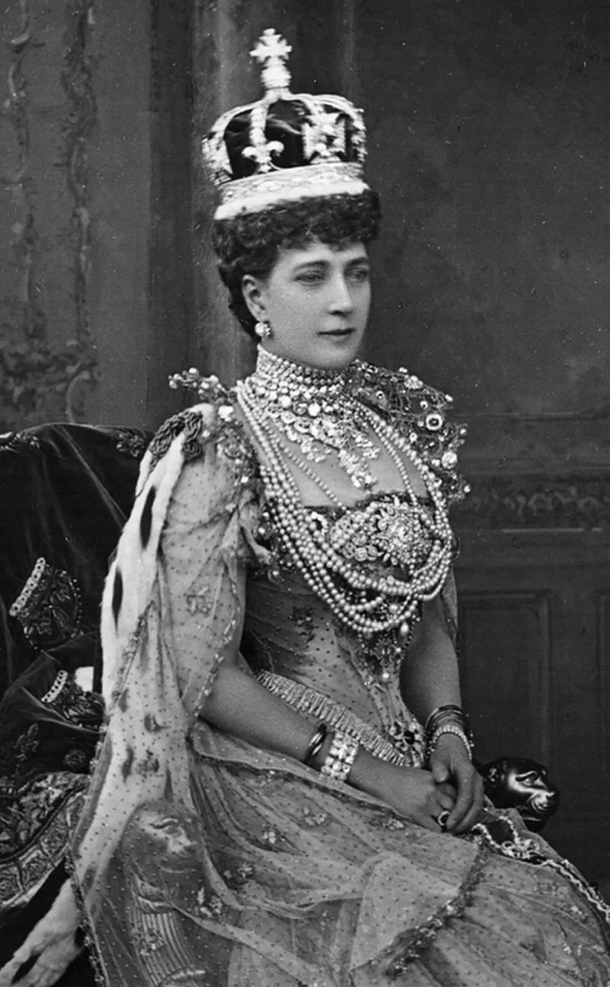 La Regina Alexandra nel giorno dell'incoronazione, 9 agosto 1902 (W. & D. Downey/Wikimedia Commons)