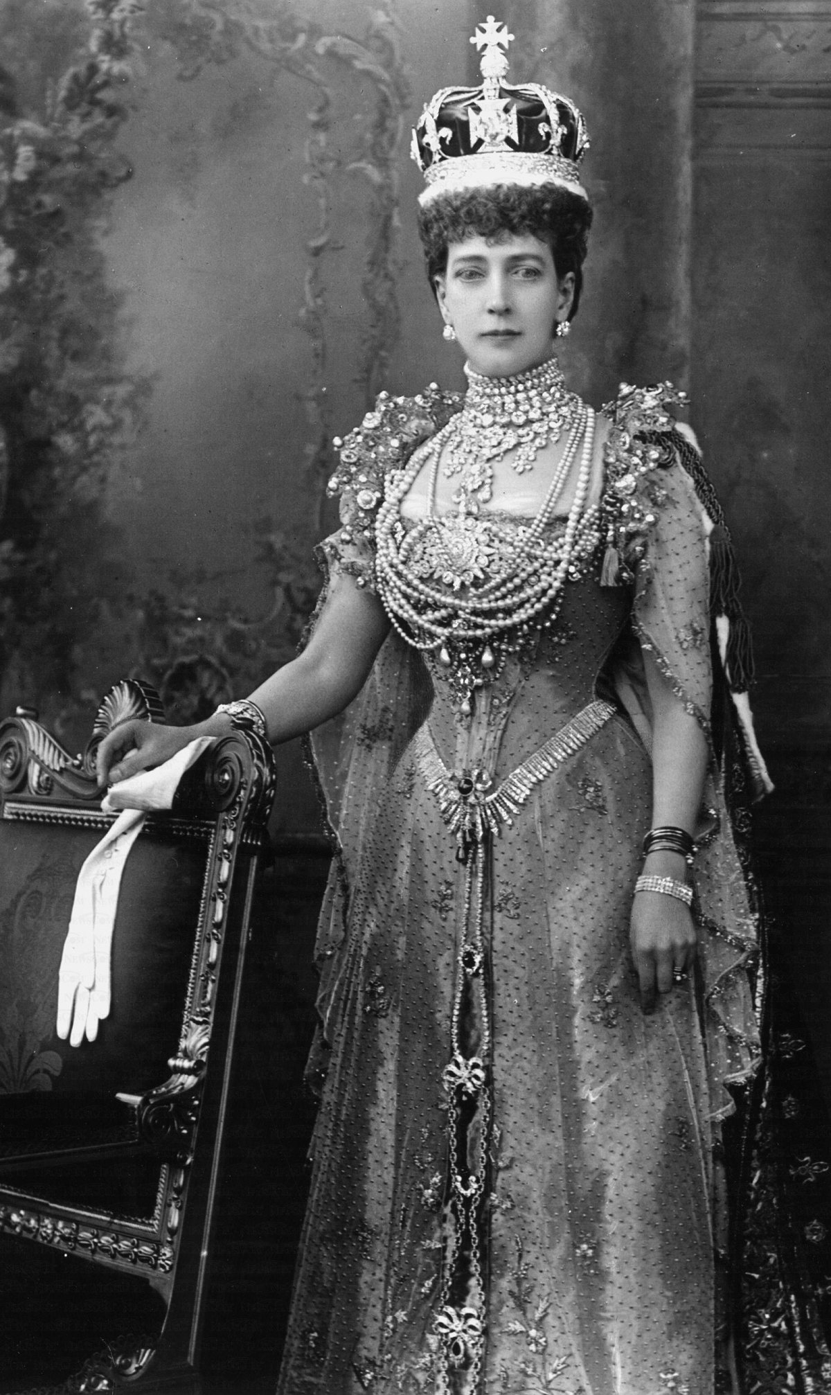 La Regina Alexandra nel giorno dell'incoronazione, 9 agosto 1902 (W. & D. Downey/Wikimedia Commons)