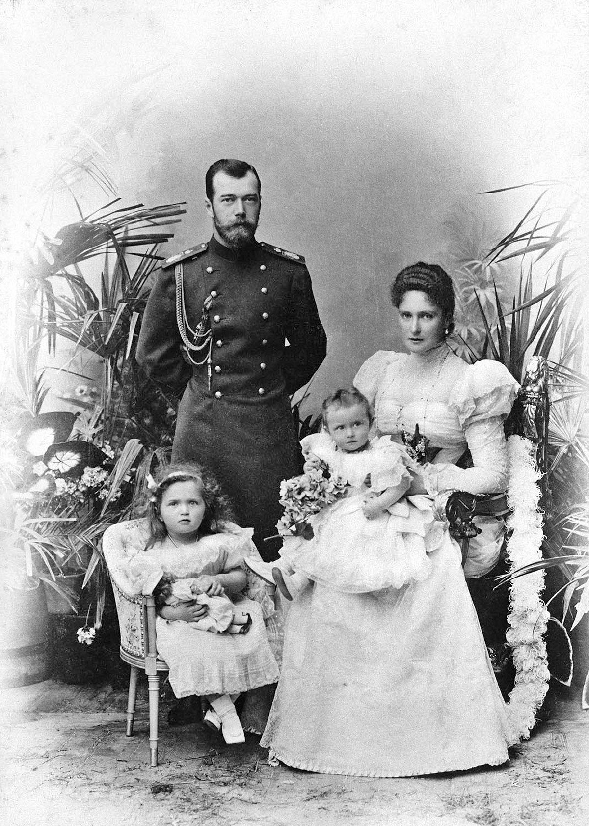 Imperatore Nicola II e Imperatrice Alexandra Feodorovna di Russia con la Granduchessa Olga e la Granduchessa Tatiana, 1898 (C.E. De Hahn & Co./Royal Collection)