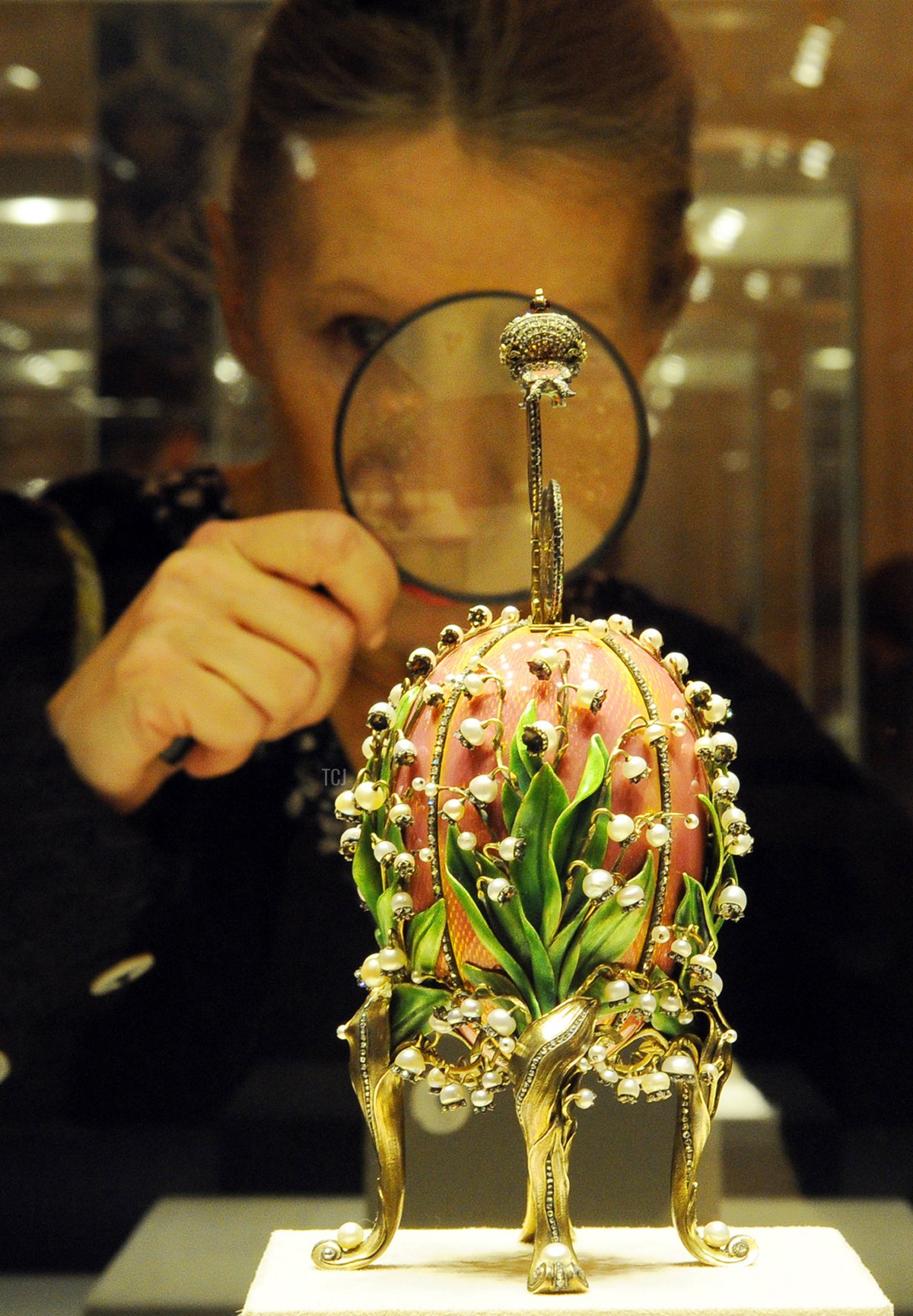 Una donna osserva l'uovo dei mughetti, creato da Peter Carl Faberge, al Museo Fabergé di San Pietroburgo, il 19 novembre 2013 (OLGA MALTSEVA/AFP via Getty Images)