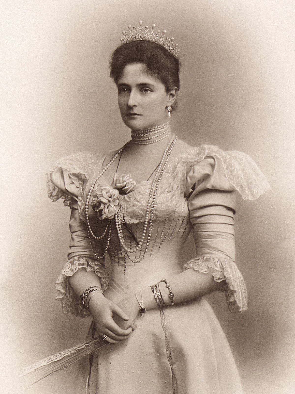 L'imperatrice Alexandra Feodorovna di Russia, ca. 1898 (Wikimedia Commons)