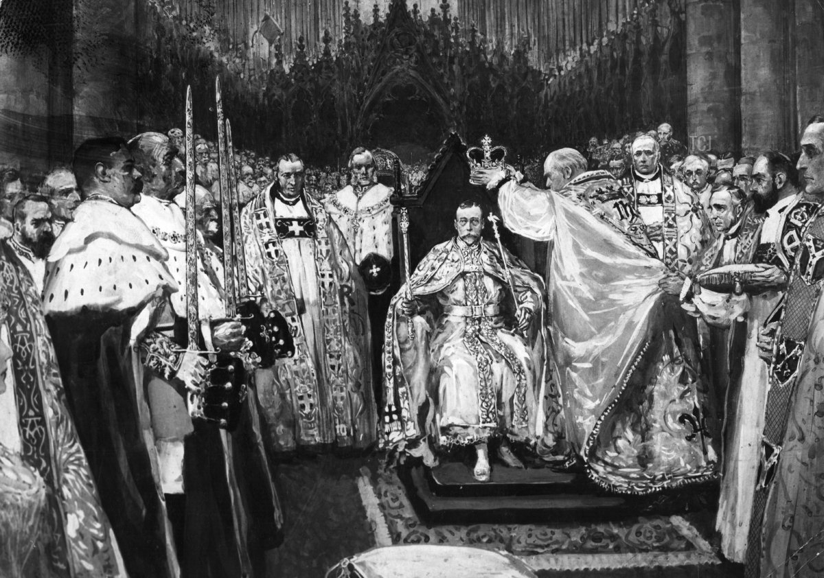 L'Arcivescovo di Canterbury pone la corona sulla testa di Giorgio V durante la sua incoronazione all'Abbazia di Westminster, 22 giugno 1911 (Hulton Archive/Getty Images)