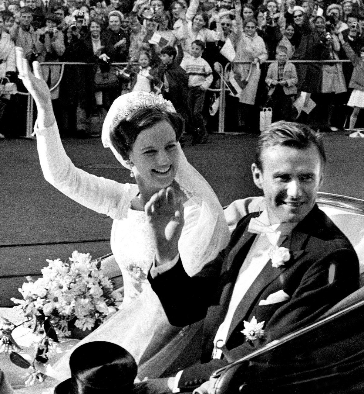 La Principessa Ereditaria Margrethe di Danimarca e il suo nuovo marito, il Conte Henri de Laborde de Monpezat, salutano la folla a Copenaghen dopo il loro matrimonio reale, 10 giugno 1967 (Jan Bjorsell/TT News Agency/Alamy)