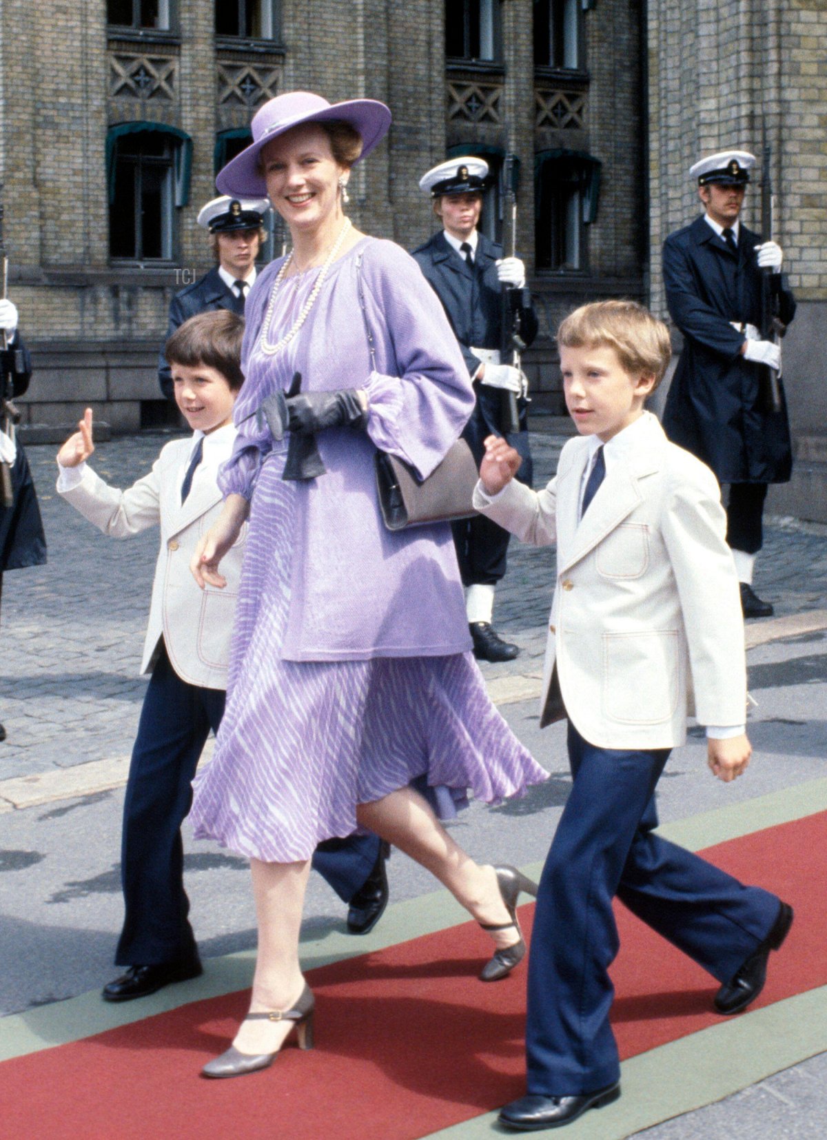 La Regina Margrethe II di Danimarca e i suoi figli, il Principe Erede Frederik e il Principe Joachim, lasciano il Storting a Oslo dopo una ricezione per celebrare il 75° compleanno del Re Olav V di Norvegia, 2 luglio 1978 (Bjørn Sigurdsøn/NTB/Alamy)