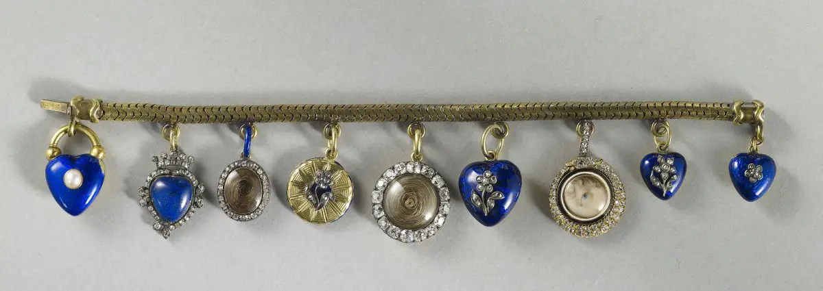 Bracciale con nove medaglioni, uno con una miniatura dell'occhio sinistro di Charlotte, Principessa di Galles (Royal Collection Trust)