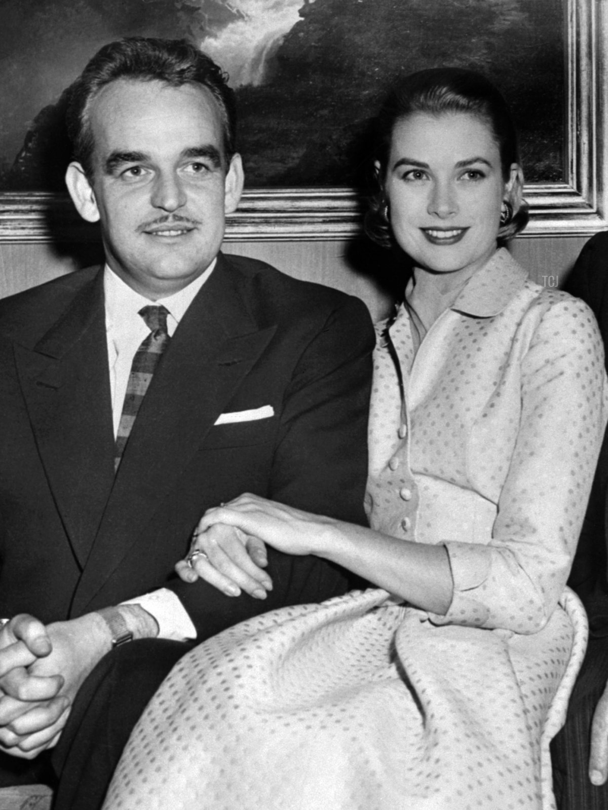 Il Principe Rainier III di Monaco e Grace Kelly posano per i reporter e i fotografi dopo aver annunciato il loro fidanzamento a Philadelphia, gennaio 1956 (AFP via Getty Images)