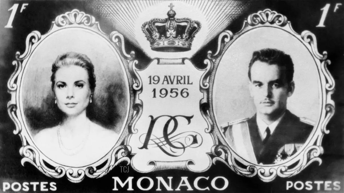 Fotografia del francobollo commemorativo che sarà emesso dall'Ufficio Postale di Monaco per celebrare il matrimonio del Principe Rainier e Grace Kelly, 1956 (INTERCONTINENTALE/AFP via Getty Images)