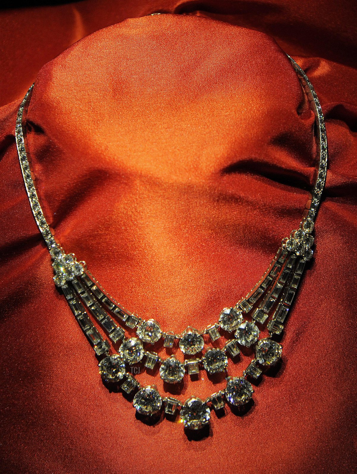 Una foto scattata il 10 aprile 2008, ad Anversa mostra un collier indossato dalla Principessa Grace di Monaco, esibito in una mostra al Museo dei Diamanti di Anversa (DIRK WAEM/AFP via Getty Images)