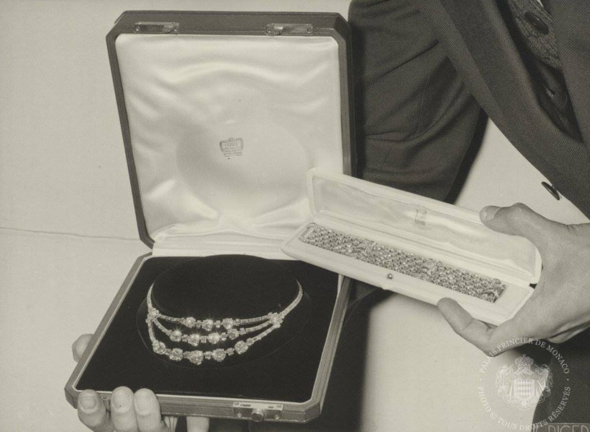 Il regalo di nozze del Consiglio Nazionale alla Principessa Grace: una collana di Cartier e un bracciale di Van Cleef & Arpels (Archivio del Palais Princier)