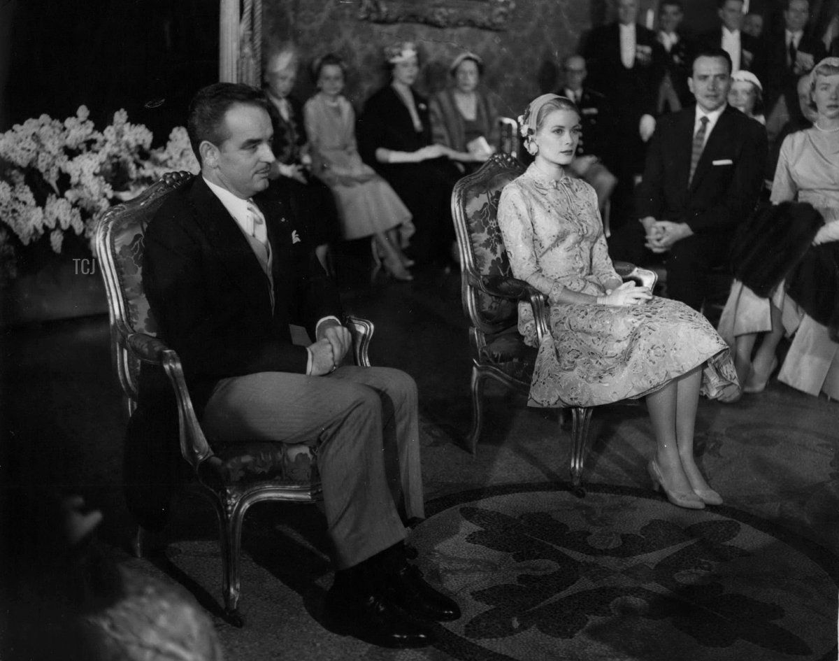 Grace Kelly sposa il Principe Rainier in una cerimonia civile al Palais Princier, 18 aprile 1956 (Zuma Press/Alamy)