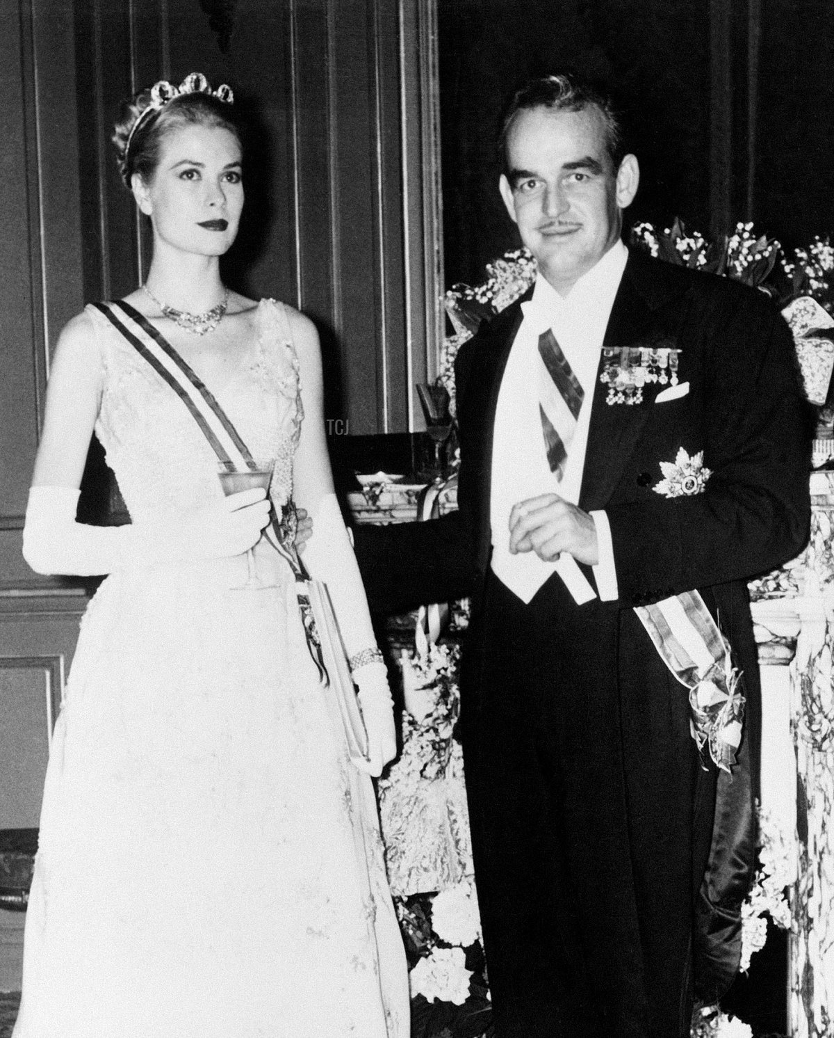 Il Principe Rainier III e la Principessa Grace di Monaco posano durante la loro gala pre-matrimoniale all'Opera Garnier di Monaco, 18 aprile 1956 (Pictorial Press Ltd/Alamy)