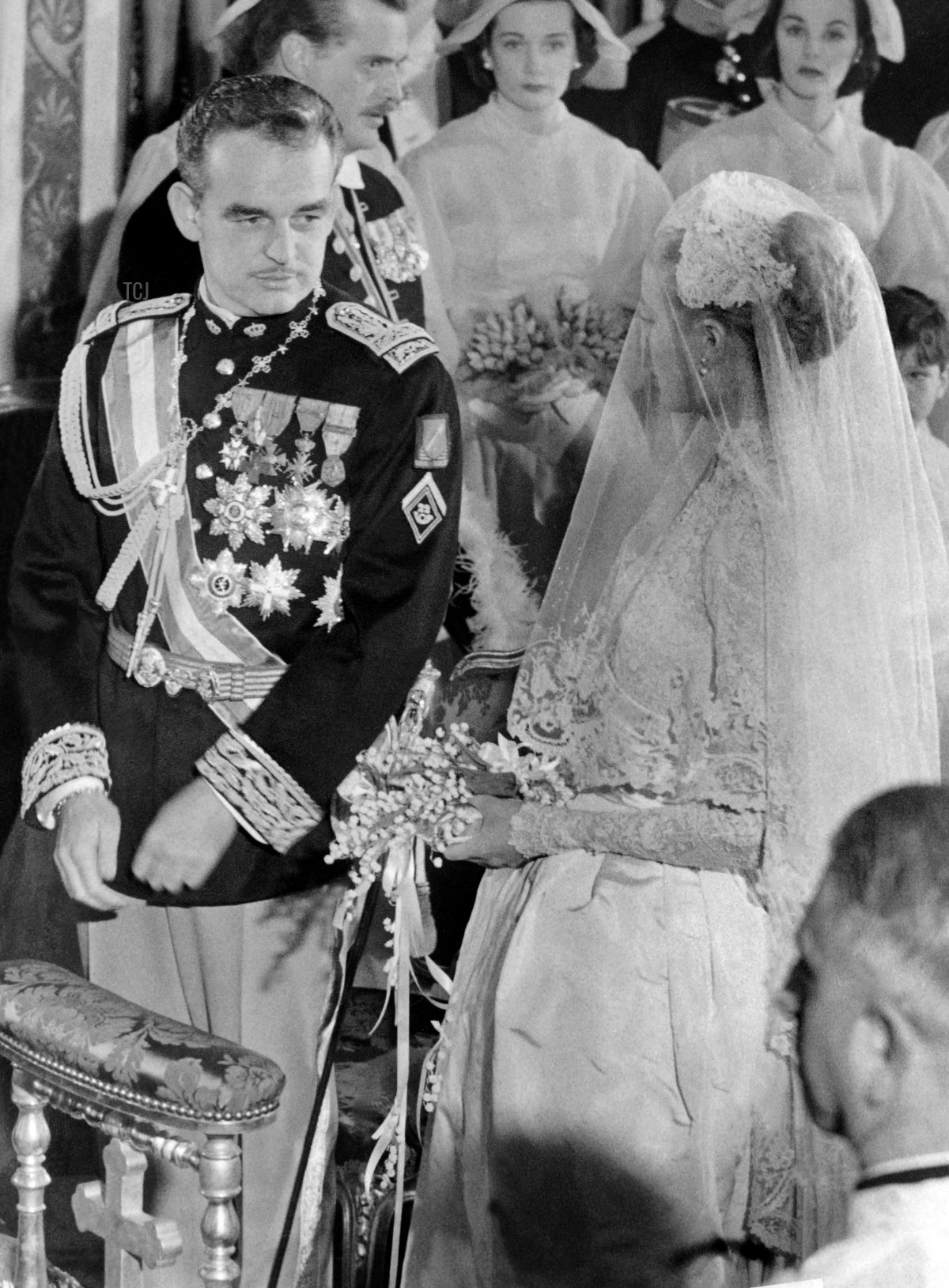 Il Principe Rainier III di Monaco e Grace Kelly sono visti durante la loro cerimonia di nozze nella Cattedrale di San Nicola di Monaco il 19 aprile 1956 (AFP via Getty Images)