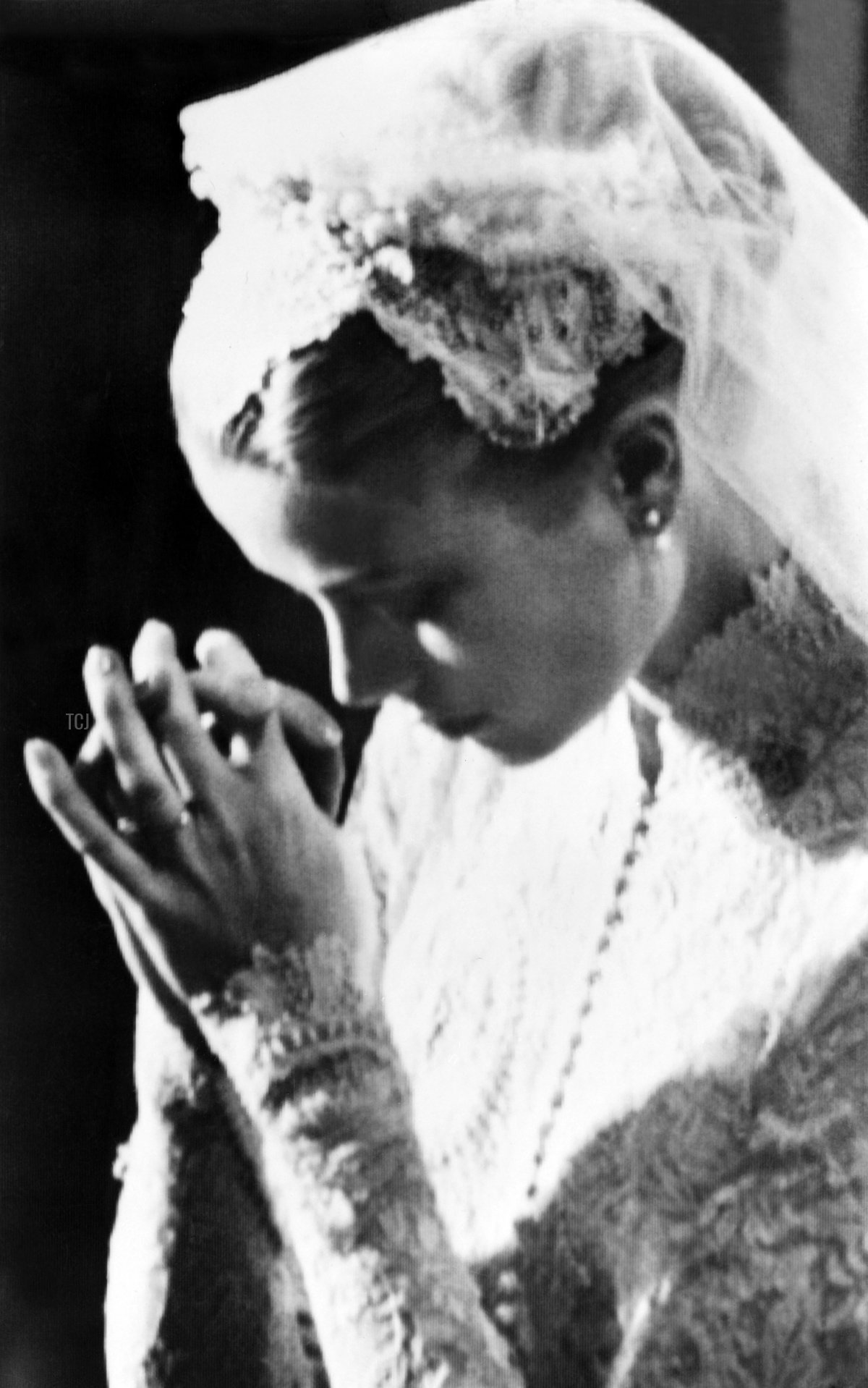 Grace Kelly prega durante il suo matrimonio con il Principe Rainier III di Monaco nella Cattedrale di San Nicola di Monaco il 19 aprile 1956 (AFP via Getty Images)