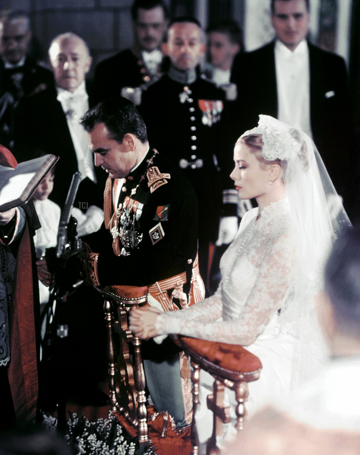 Il Principe Rainier III di Monaco e Grace Kelly sono visti durante la loro cerimonia di nozze nella Cattedrale di San Nicola di Monaco il 19 aprile 1956 (AFP via Getty Images)