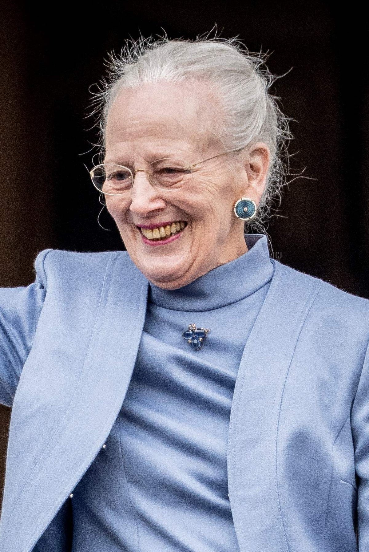 La Regina Margrethe II di Danimarca saluta la folla dal balcone del Castello di Amalienborg a Copenaghen il 16 aprile 2023 (MADS CLAUS RASMUSSEN/Ritzau Scanpix/AFP via Getty Images)