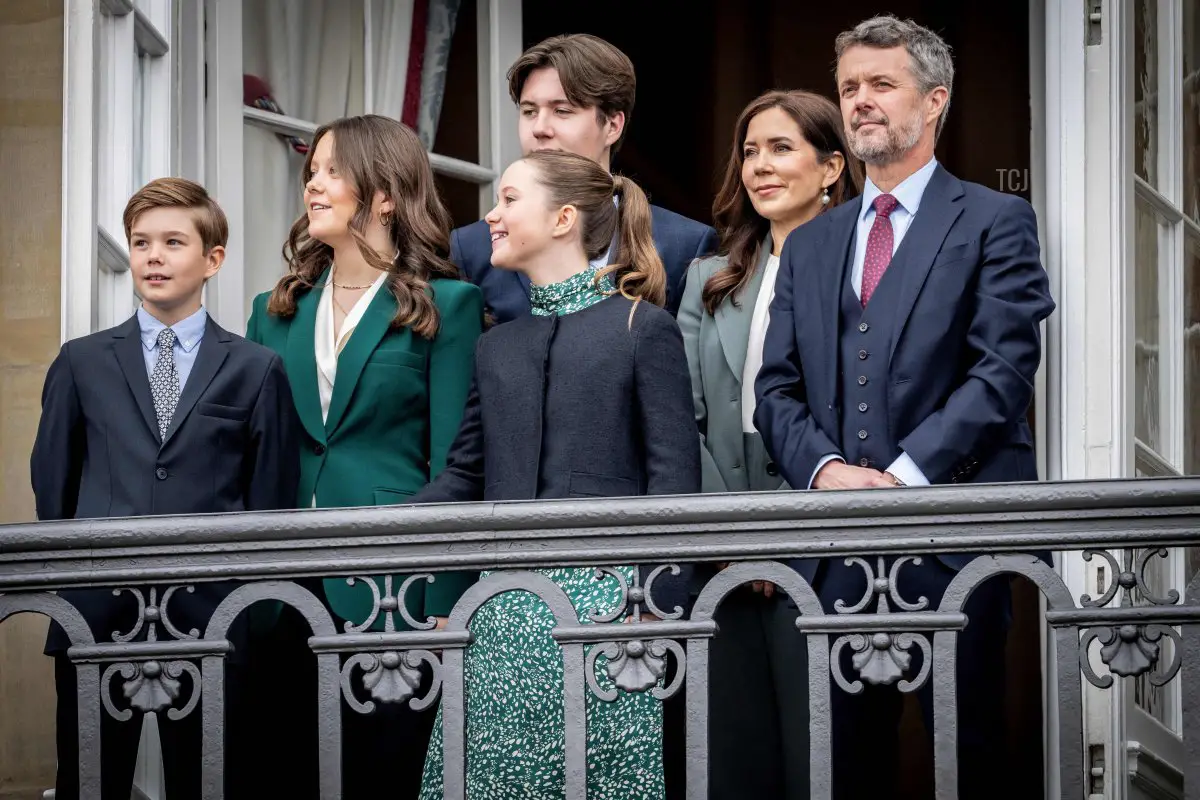 Il Principe Vincent, la Principessa Isabella, il Principe Christian, la Principessa Josephine, la Principessa Mary e il Principe Ereditario Frederik di Danimarca ritratti sul balcone del Castello di Amalienborg a Copenaghen per l'83° compleanno della Regina, il 16 aprile 2023 (MADS CLAUS RASMUSSEN/Ritzau Scanpix/AFP via Getty Images)