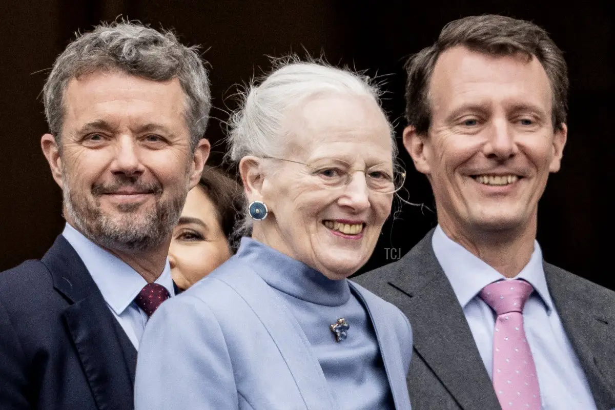 Il Principe Ereditario Frederik, la Principessa Mary, la Regina Margrethe II e il Principe Joachim di Danimarca ritratti sui balconi del Castello di Amalienborg a Copenaghen per l'83° compleanno della Regina, il 16 aprile 2023 (MADS CLAUS RASMUSSEN/Ritzau Scanpix/AFP via Getty Images)