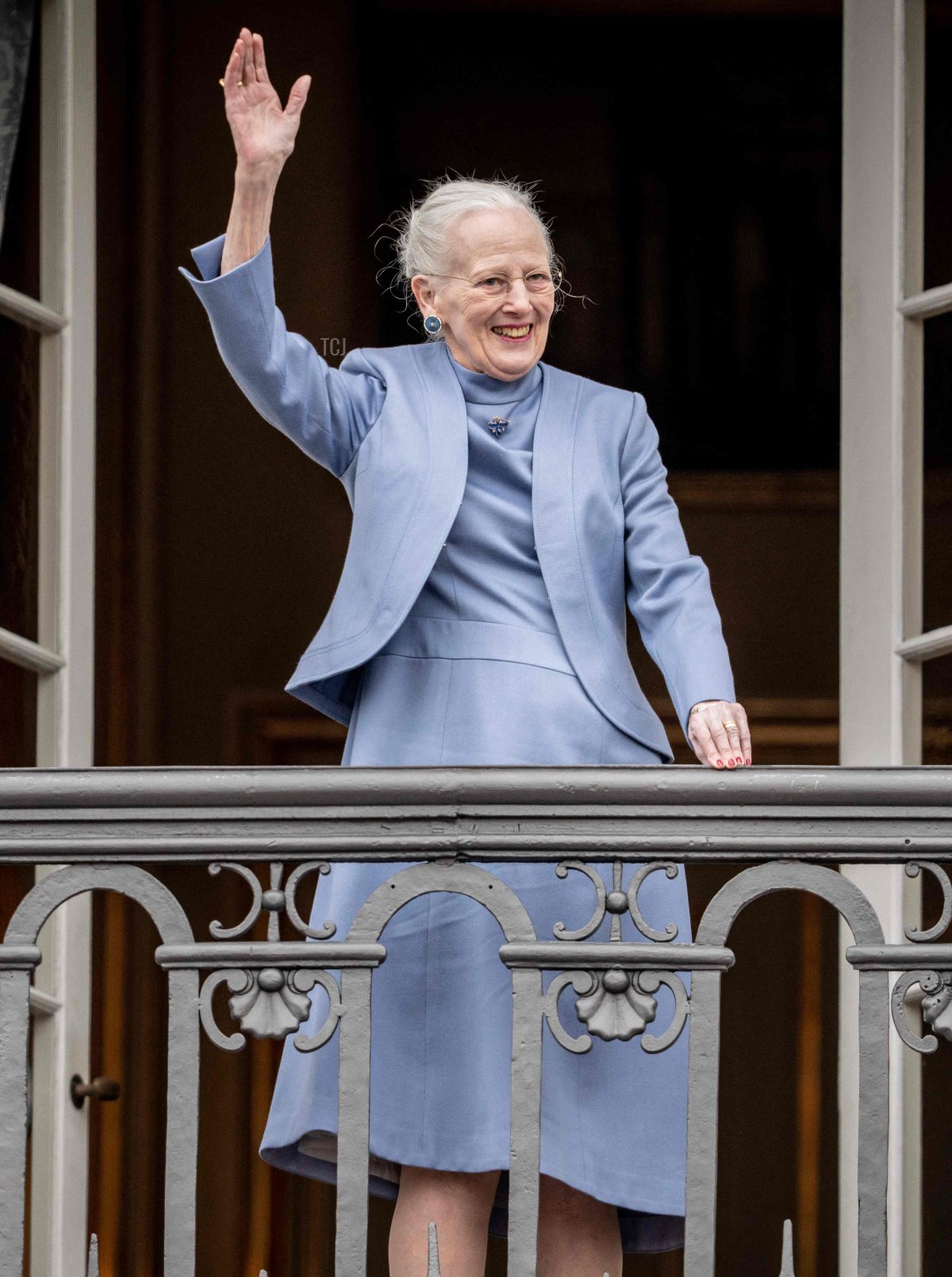 La Regina Margrethe II di Danimarca saluta la folla dal balcone del Castello di Amalienborg a Copenaghen il 16 aprile 2023 (MADS CLAUS RASMUSSEN/Ritzau Scanpix/AFP via Getty Images)